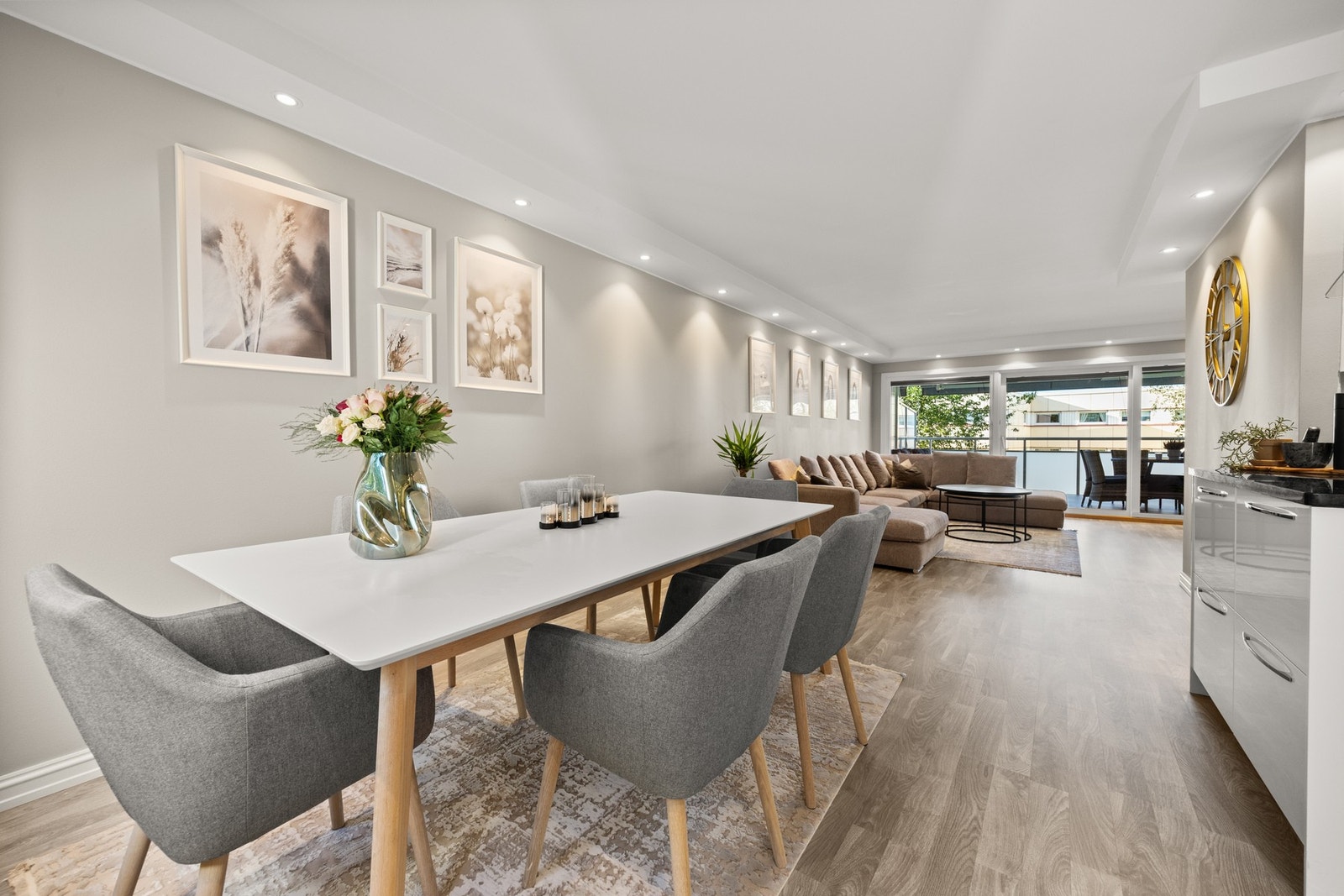 Stue og kjøkken ligger i en delvis åpen løsning som skaper en større sosial sone i leiligheten Galleribilde