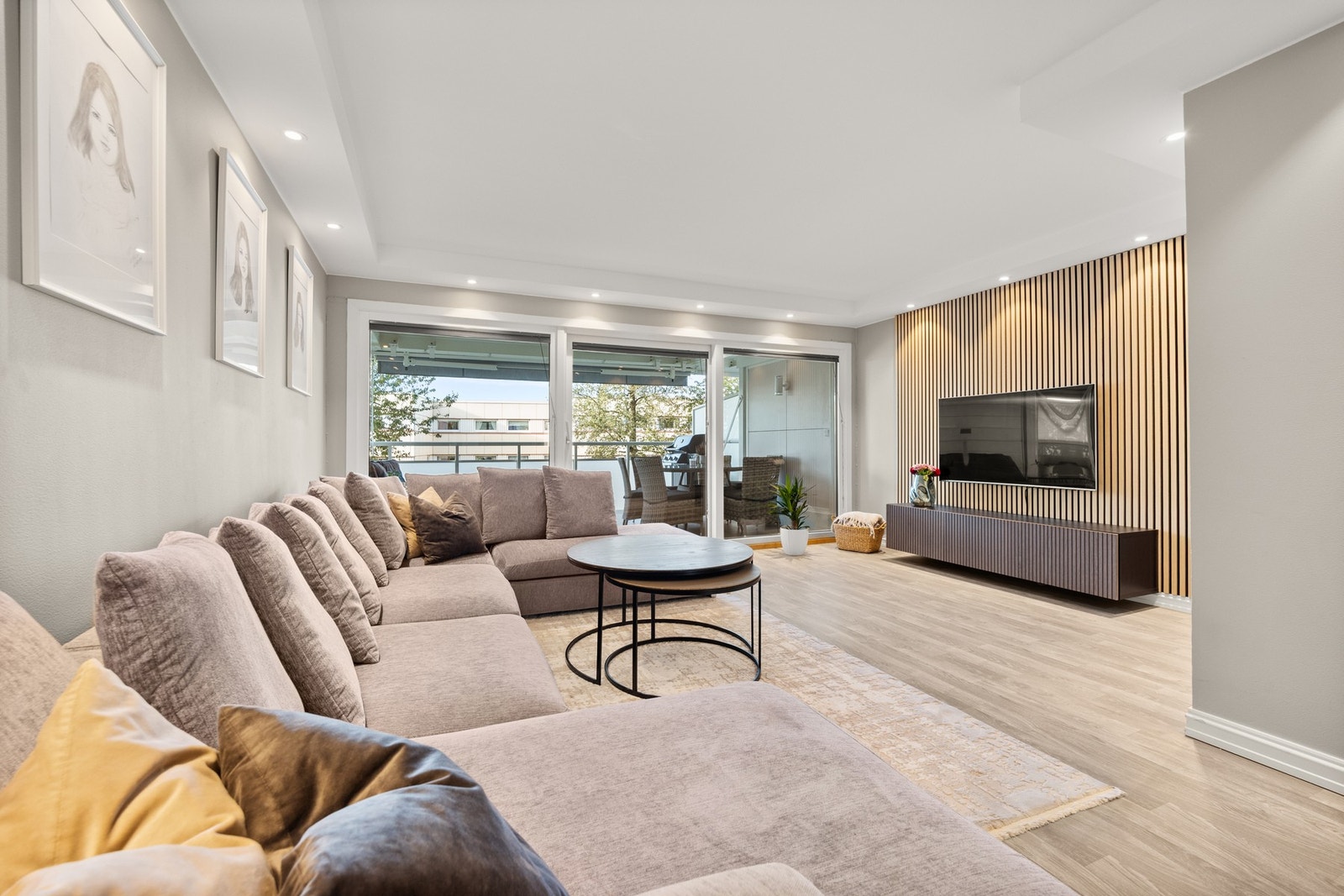 Stuen har godt fordelte soner som gjør den enkelt å møblere Galleribilde