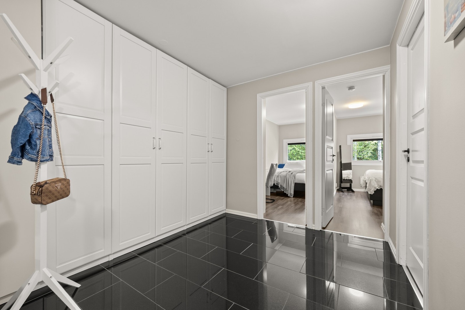 Videre fra hallen er det to soverom av god størrelse Galleribilde