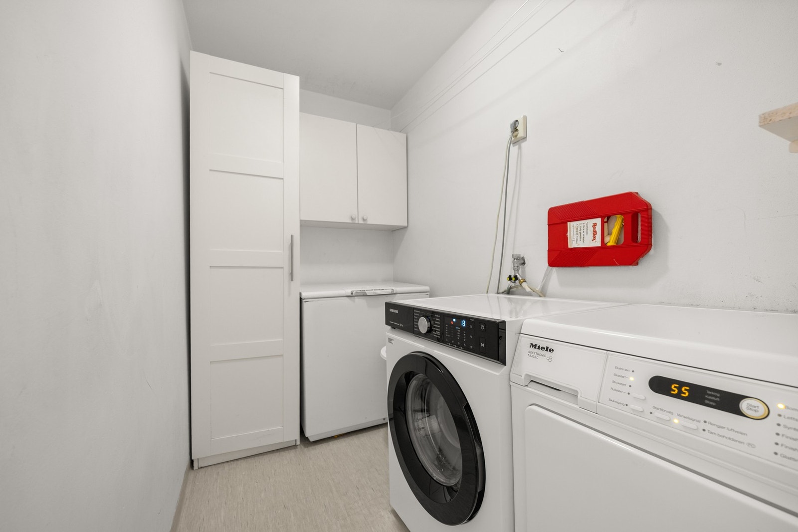 Leiligheten disponerer i tillegg et eget vaskerom med opplegg for vaskemaskin og tørketrommel Galleribilde