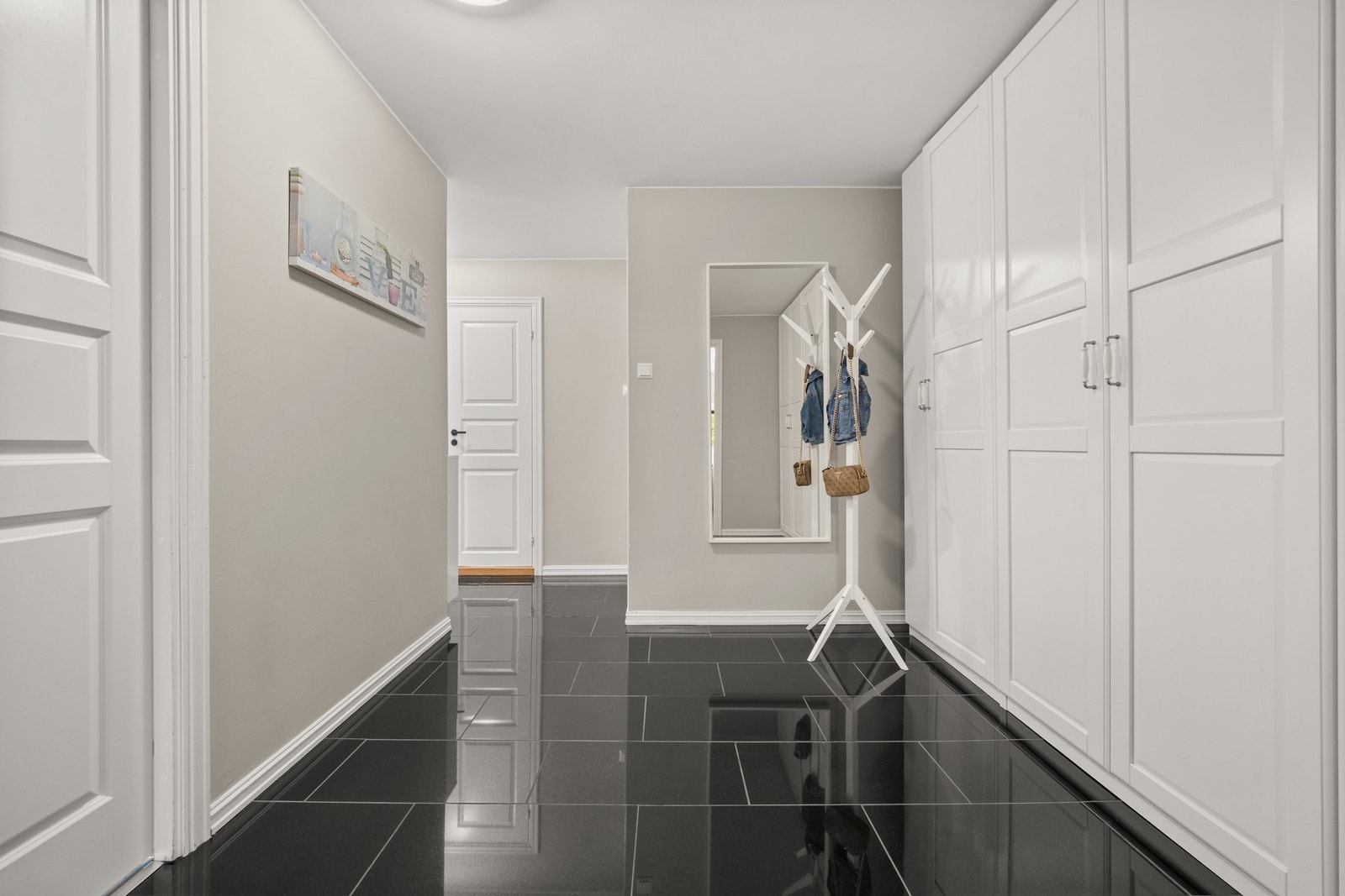 Her har du god plass til å oppbevare sko og yttertøy Galleribilde