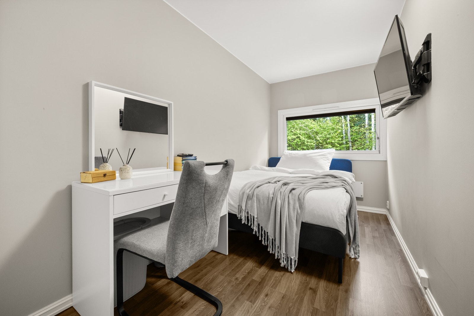 Her er det god plass til seng, nattbord garderobeløsning og annet ønsket soveromsmøblement Galleribilde