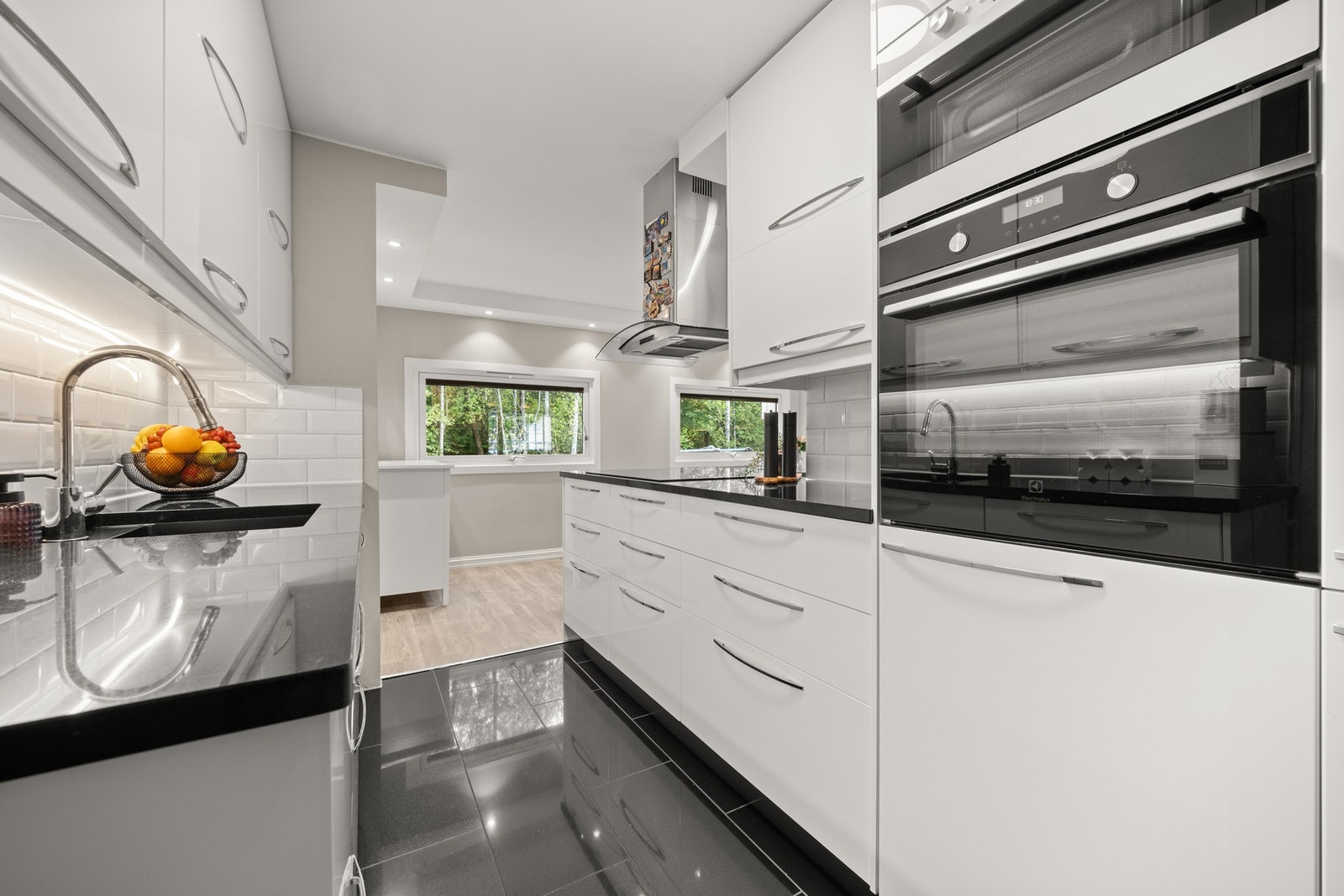 Kjøkkenet har intigrerte hvitevarer, herrunder: platetopp, stekeovn, oppvaskmaskin og kjøl-/fryseskap Galleribilde