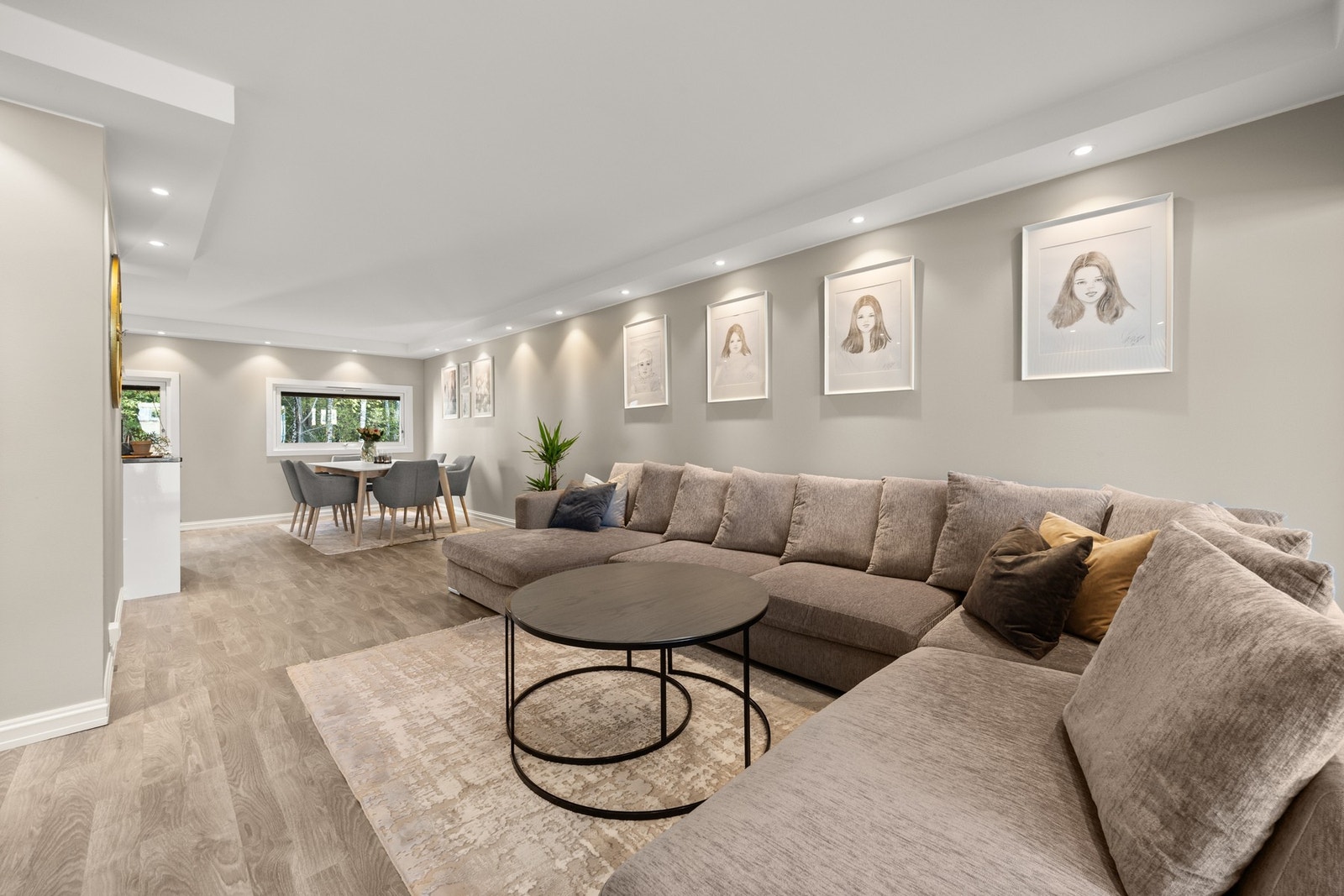 Dette er et naturlig sted å innrede med sofa, TV og tilhørende møblement Galleribilde