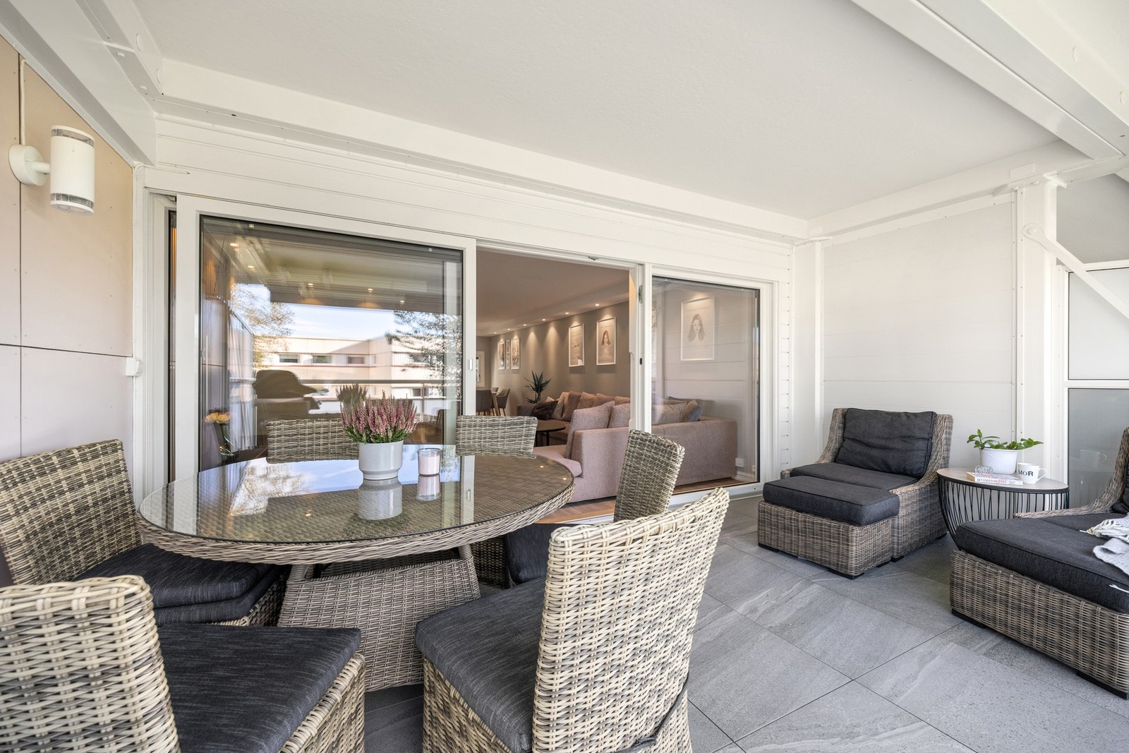 Her har du god plass til sofagruppe, grill og dekorativ beplantning Galleribilde