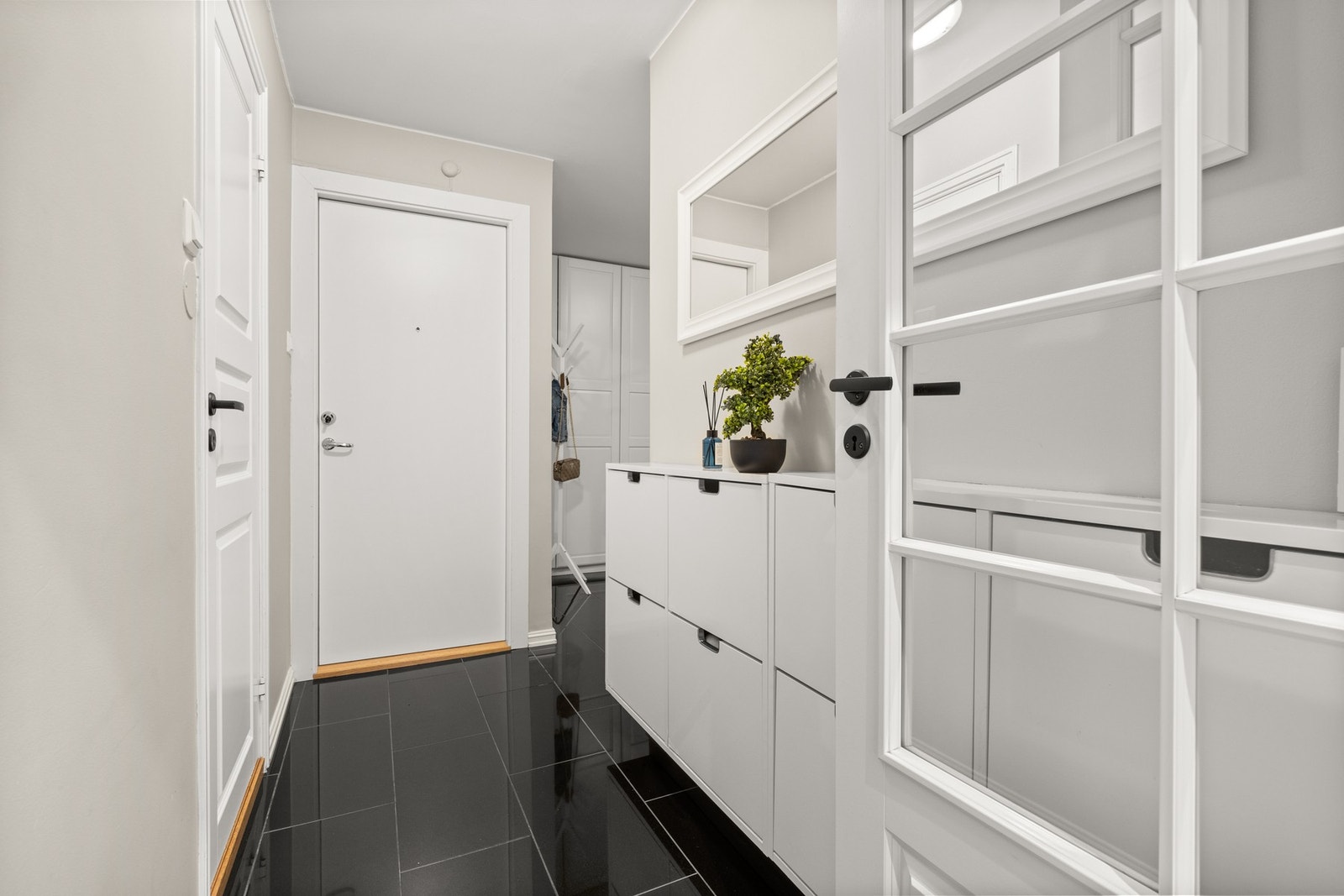 Velkommen inn! Leiligheten har en stor flislagt entré som gir et godt førsteinntrykk av leiligheten Galleribilde