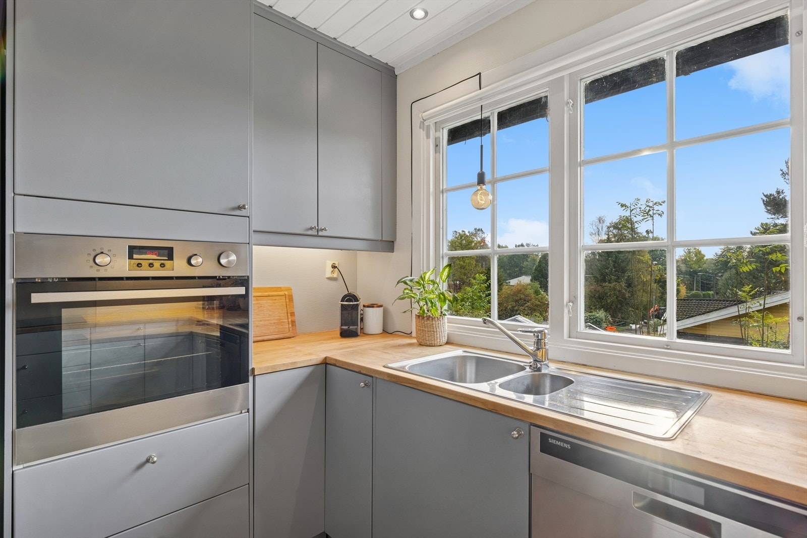 Ta oppvasken med fin utsikt - eller sett oppvasken rett inn i oppvaskmaskinen Galleribilde