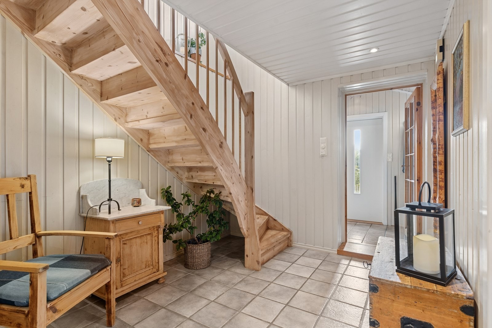 Trappeoppgang og hovedinngang Galleribilde