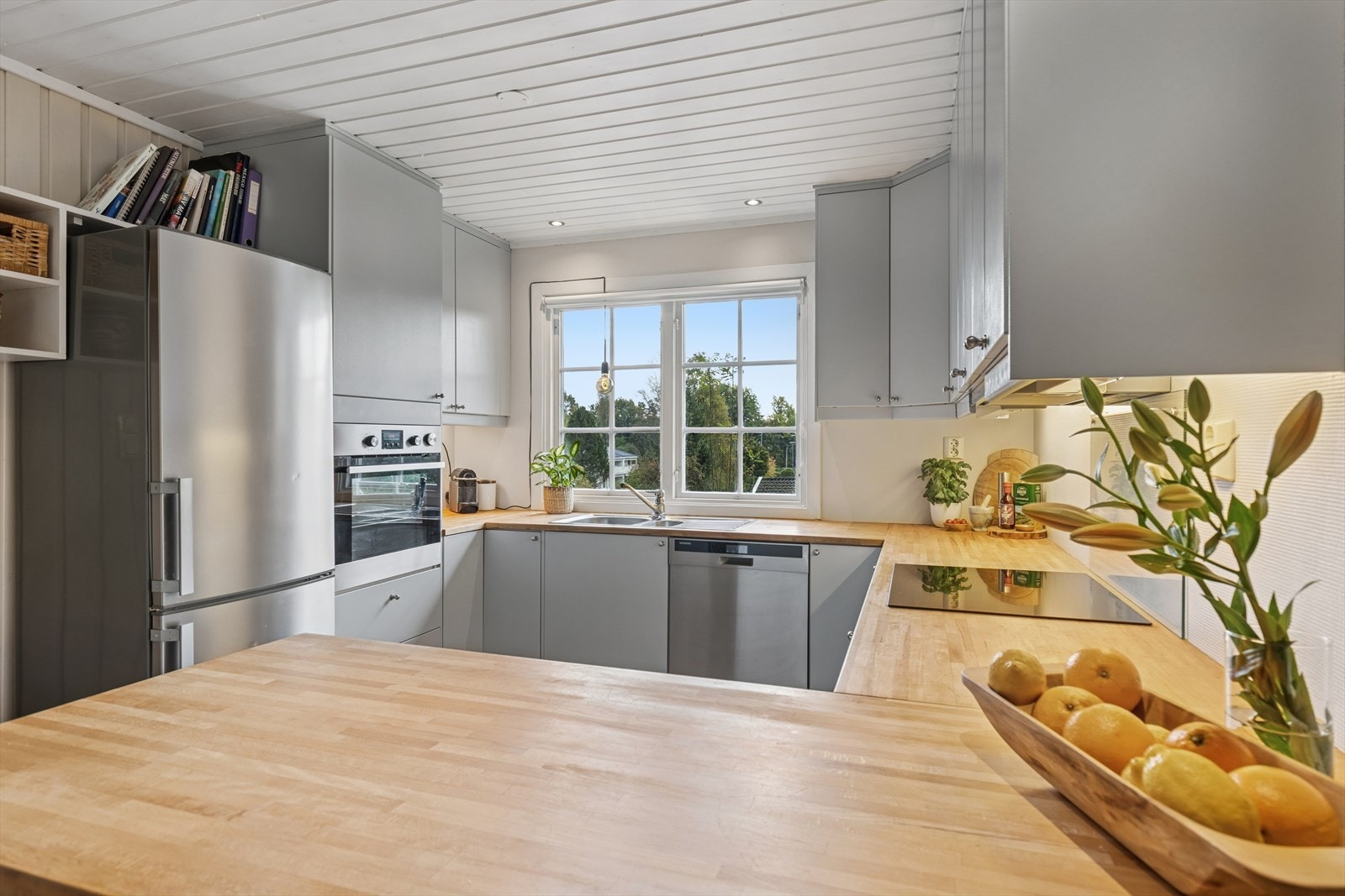 Stor benkoverflate laget i heltre - masse plass for prosjekter Galleribilde