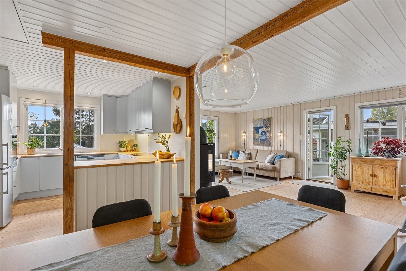 Åpen løsning mellom stue - spisestue og kjøkken Galleribilde