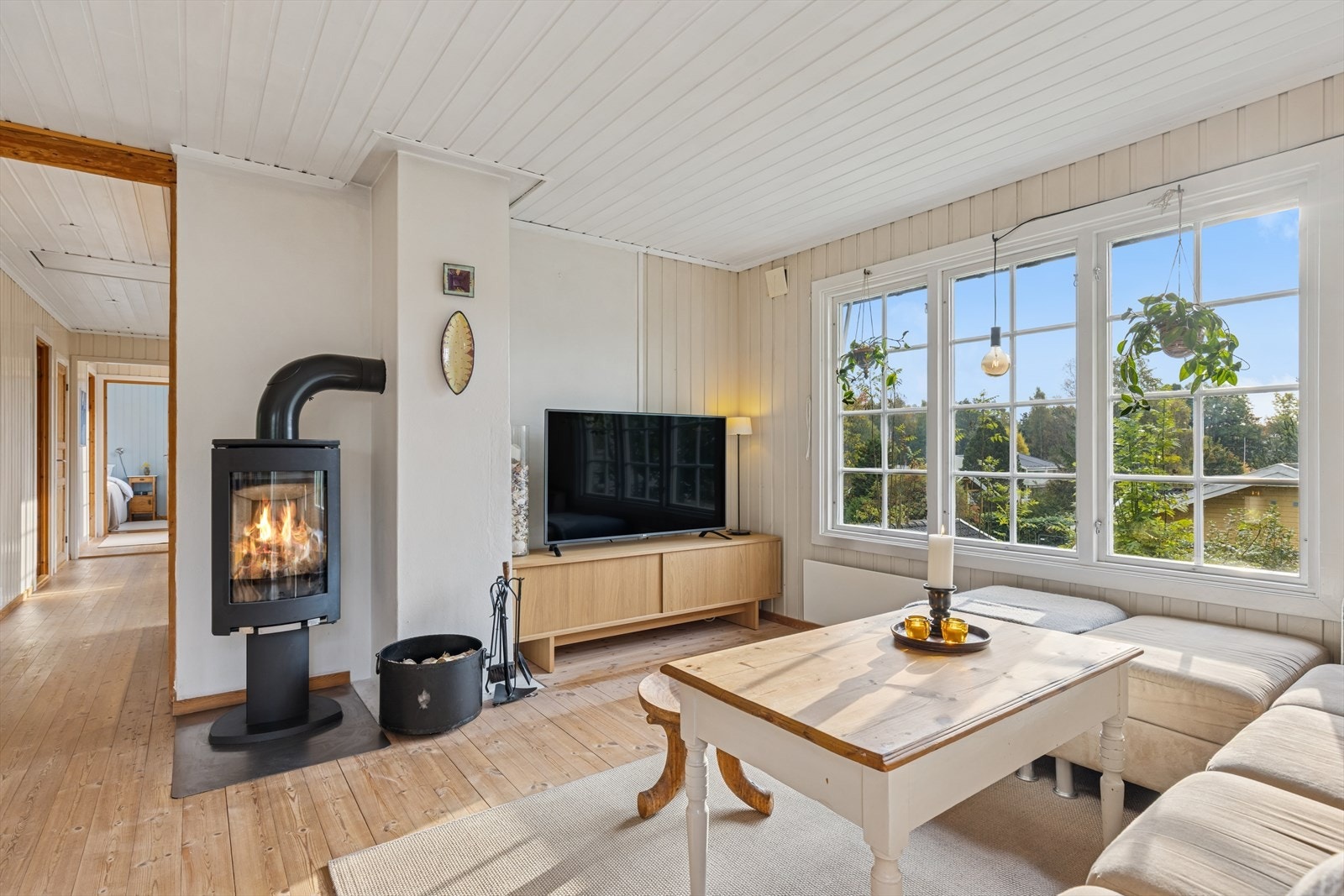 Stue med fin peisovn og store vindusflater med sprosser Galleribilde