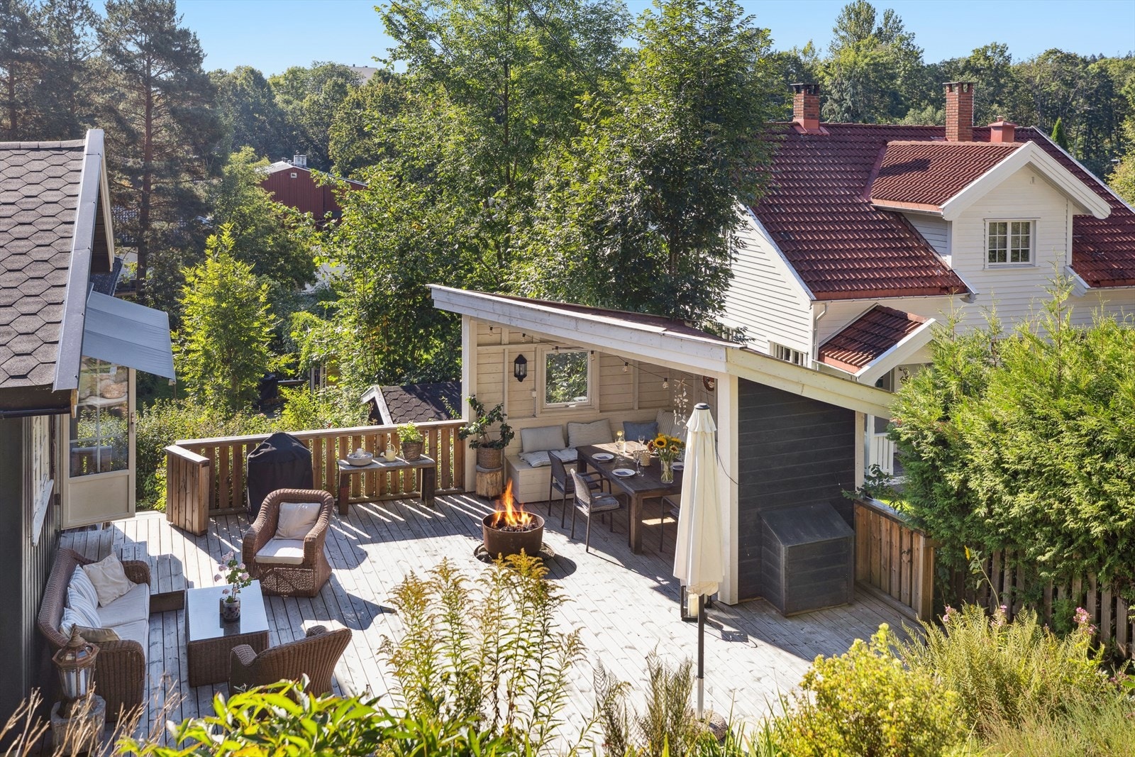 Her sitter man skjermet for innsyn og kan kose seg med mange gjester Galleribilde