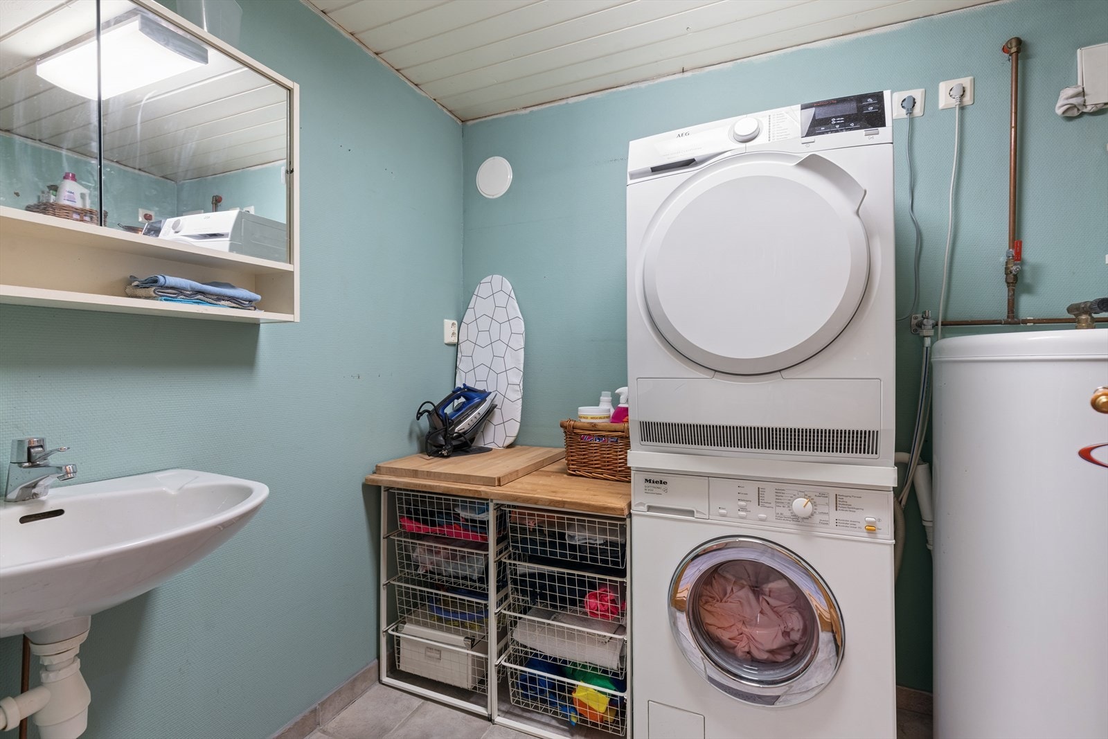 Vaskerom er fra år 2000 m/varmekabler- opplegg for vaskemaskin og tørketrommel Galleribilde