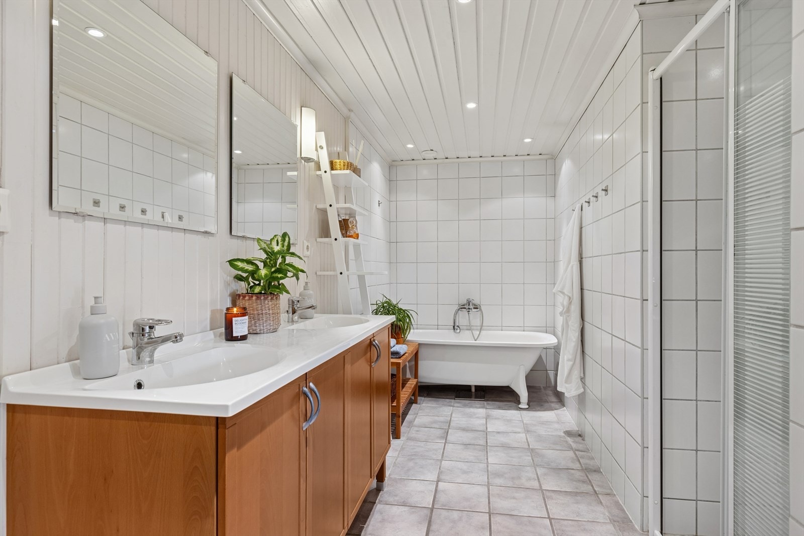 Baderom i underetasje har flislagt gulv med elektriske varmekabler Galleribilde