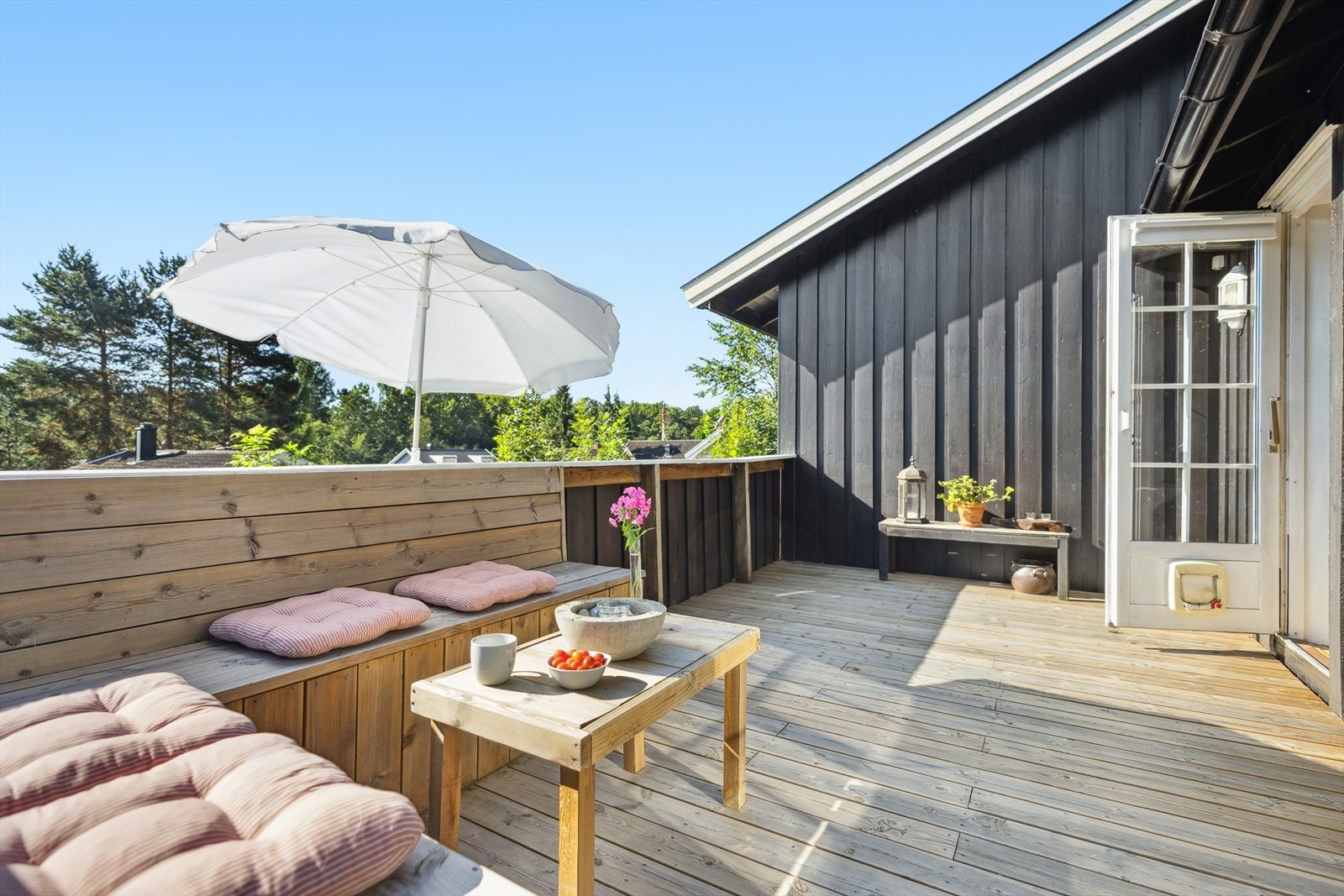 Stor og fin balkong med masse sollys - god og romslig sittegruppe her også Galleribilde