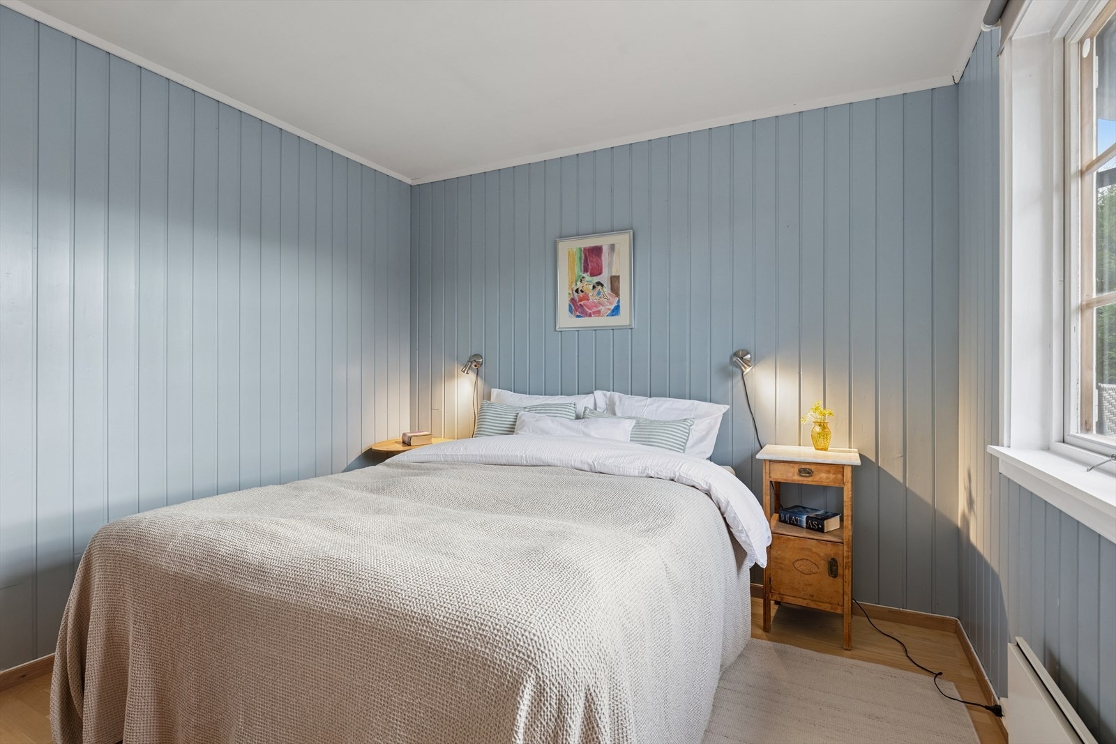 1. Soverom - god plass for seng og tilhørende møblement Galleribilde