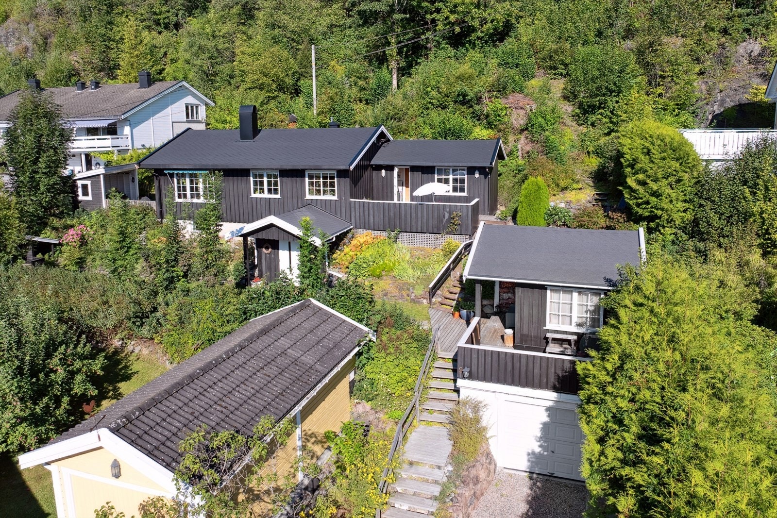 Garasje med overbygd bod - for hobbyer og oppbevaring Galleribilde