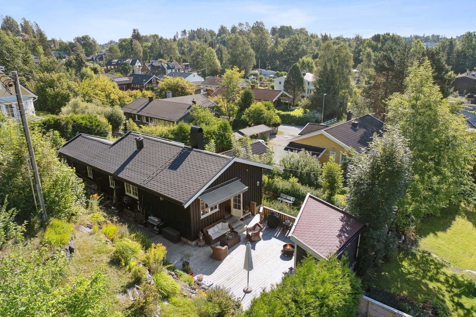 Eiendommen ligger i et stille og rolig boligfelt sentralt på Billingstad Galleribilde