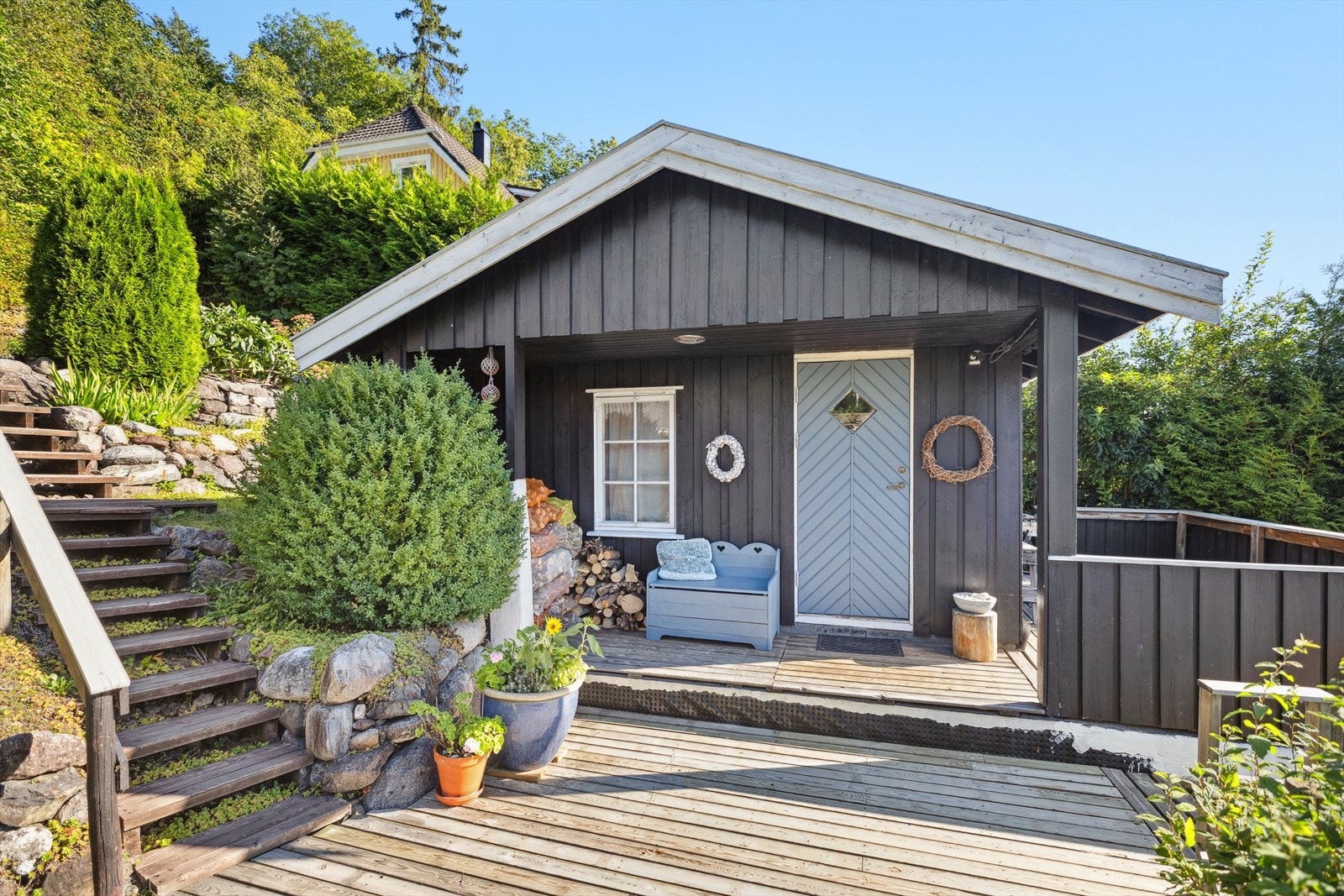 Garasje med overbygd bod - for hobbyer og oppbevaring Galleribilde