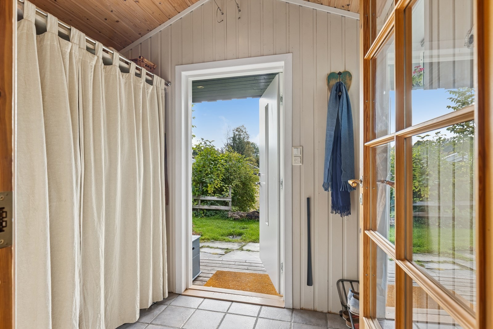 Entrè har god plass for yttertøy og sko Galleribilde