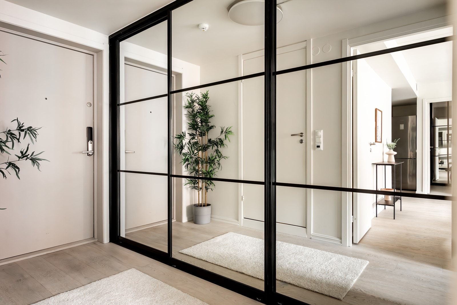 - Her er det masse oppbevaringsplass i stor spesialtilpasset skyvedørsgarderobe med speildører - Galleribilde