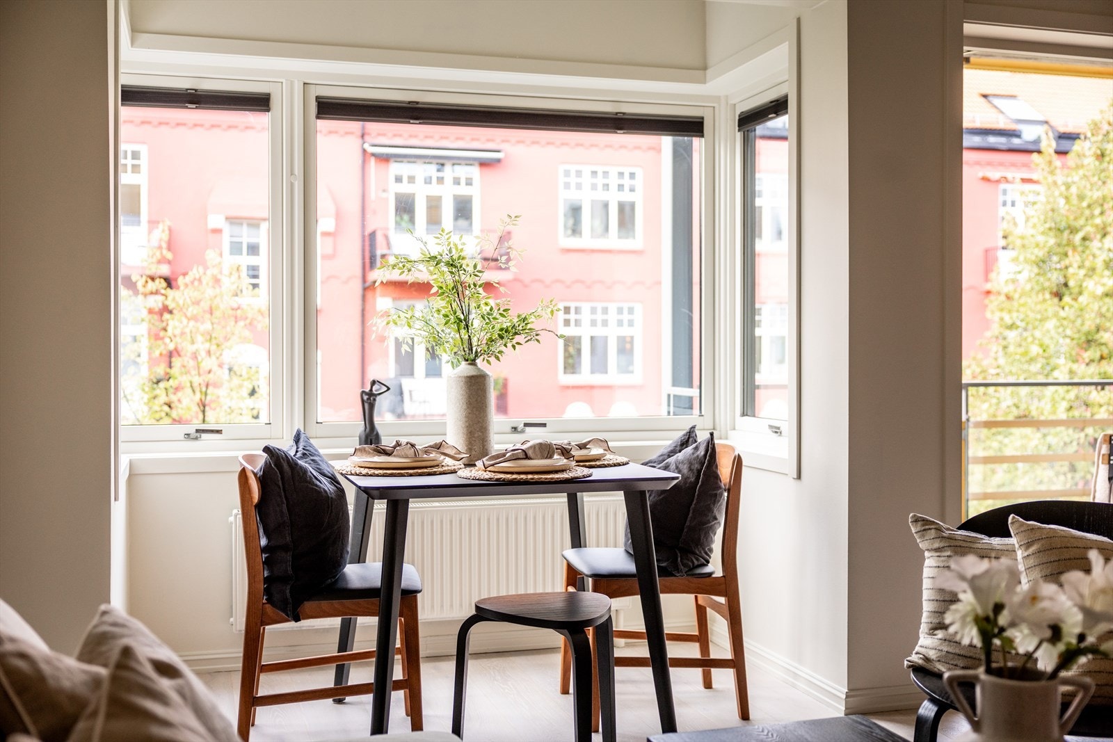 - Store vindusflater som gir rikelig med luft og lys - Galleribilde