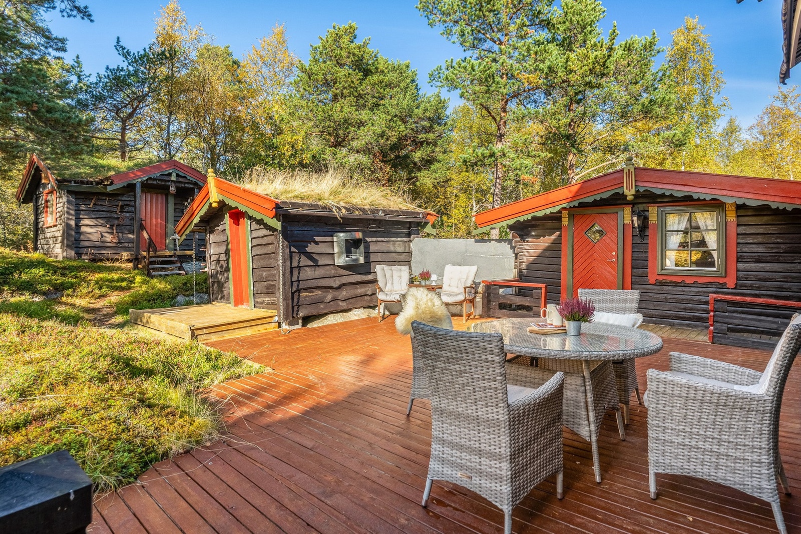 Øverste i bilde er snekkerbu, før man har 2 annekser. Galleribilde