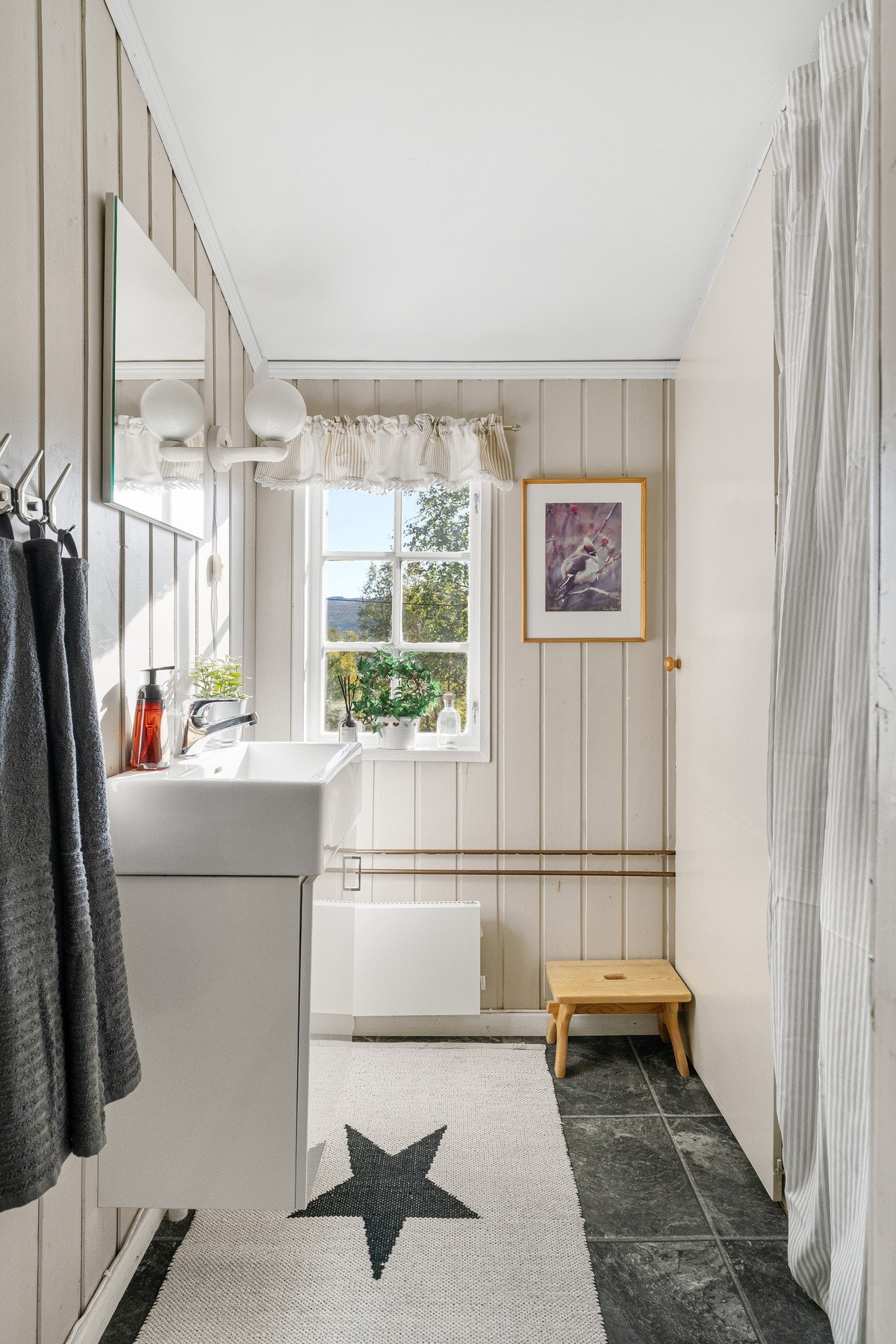 Oppbevaring/våtrom ved entrè på 5 kvm. Galleribilde