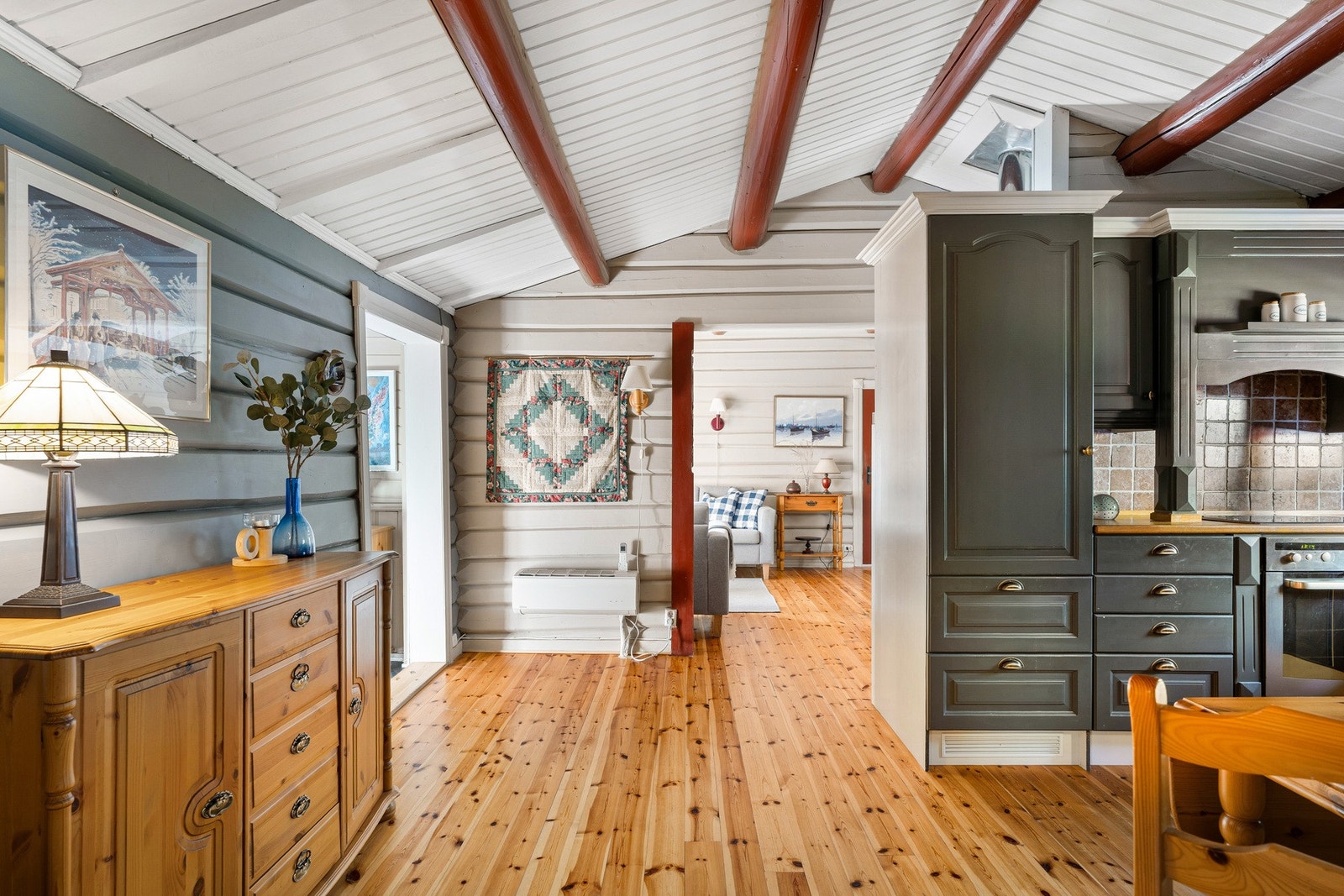 Furugulv er gjennomgående for hele hytta. Galleribilde