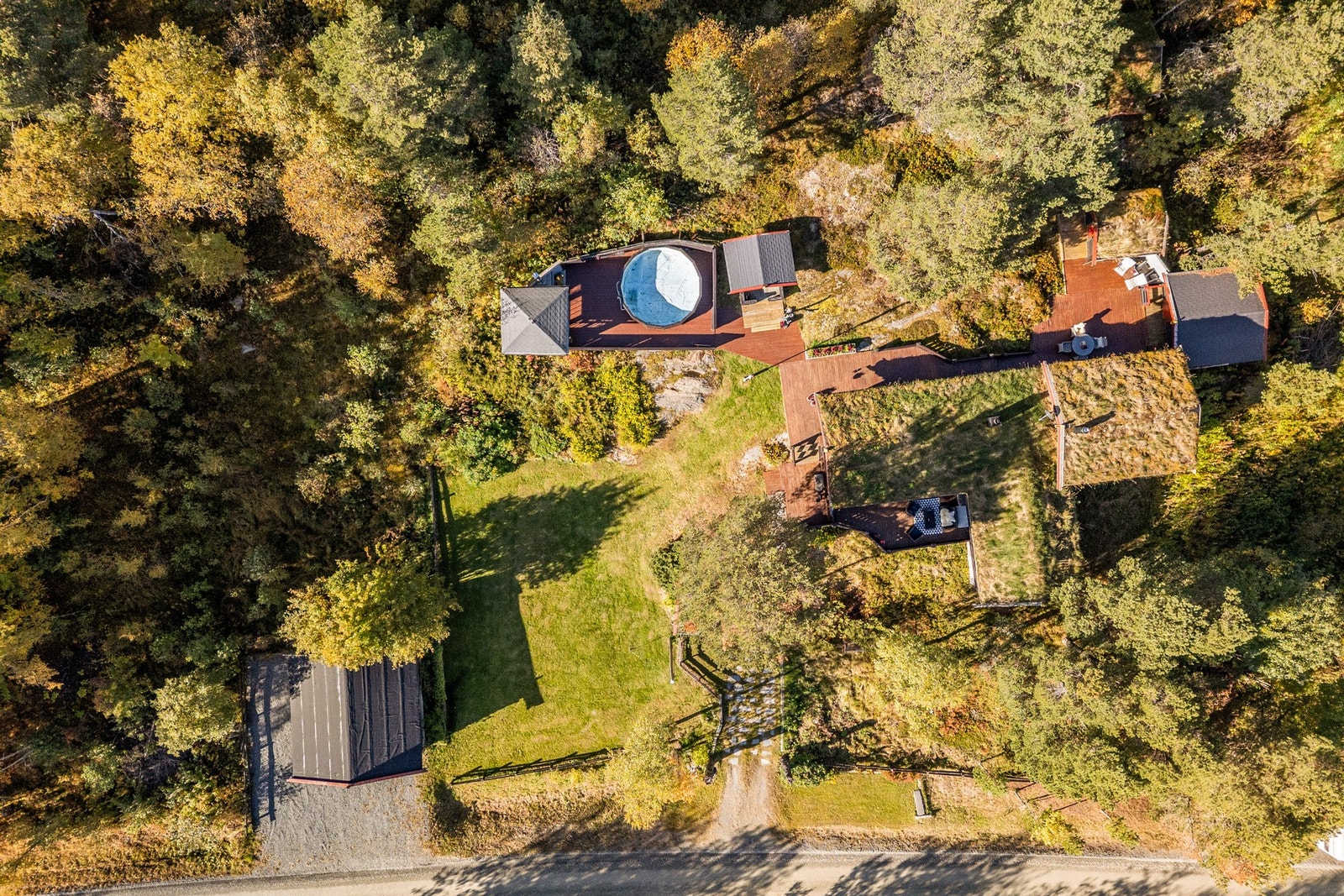 Tomt på 2.4 mål uten innsyn, skjermet fra støy og forbi kjøring. Galleribilde