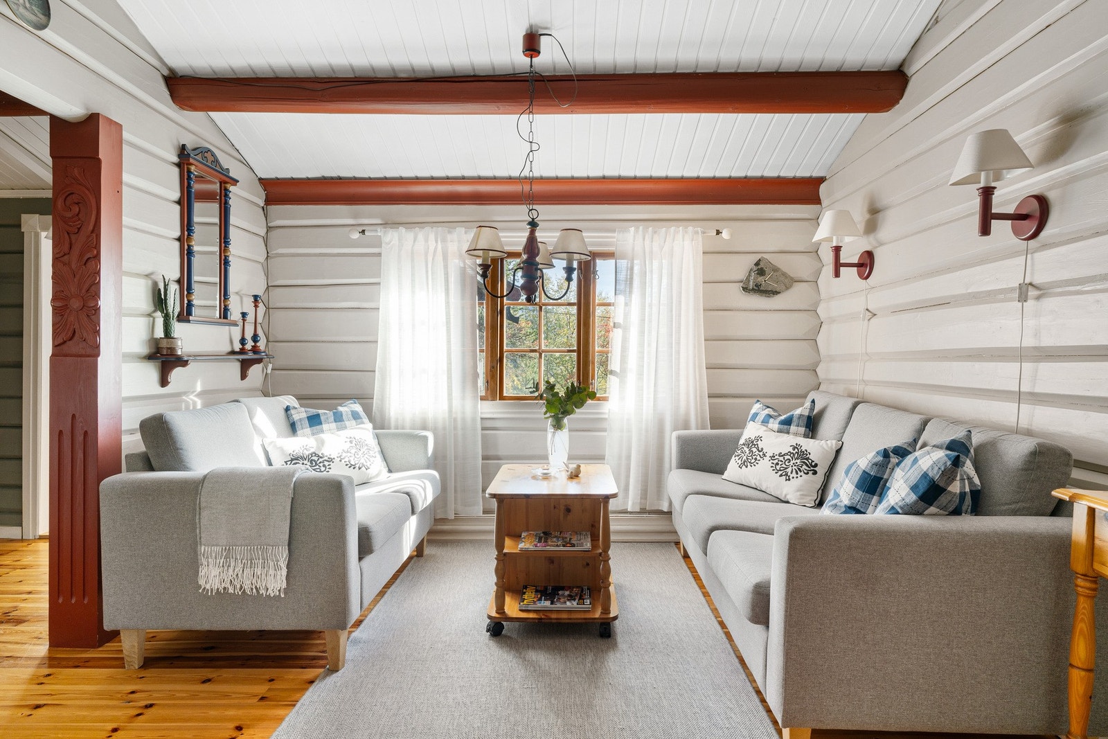 Det er vinduer i alle rom og på begge sidene av hytta som sørger for naturlig lysinnslipp. Galleribilde