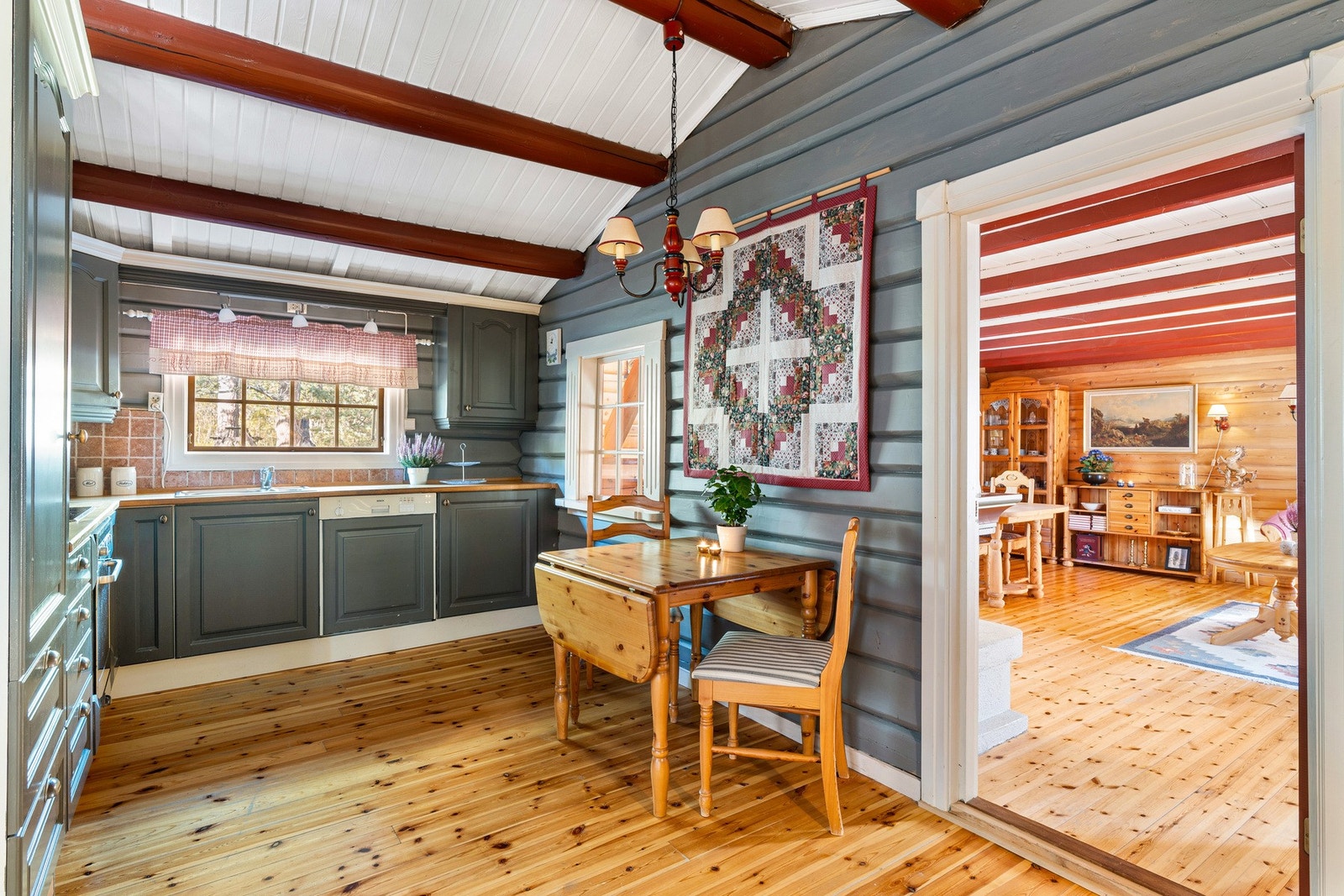 Av integrerte hvitevarer har vi: Kombi kjøl - og fryseskap. Stekeovn, koketopp og oppvaskmaskin. Galleribilde