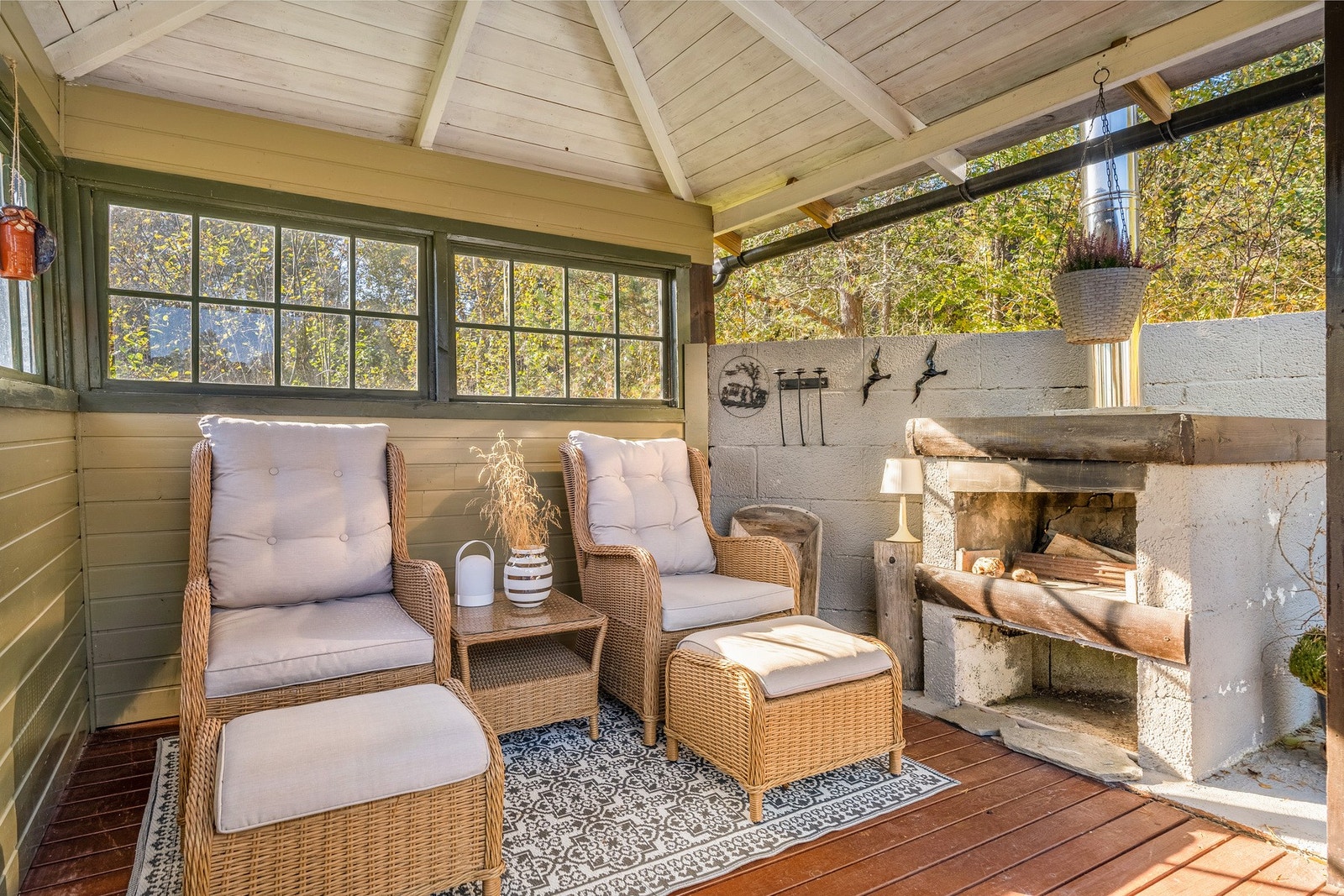 Stor platting med lysthus og basseng. Hyggelig utepeis i lysthuset. Galleribilde