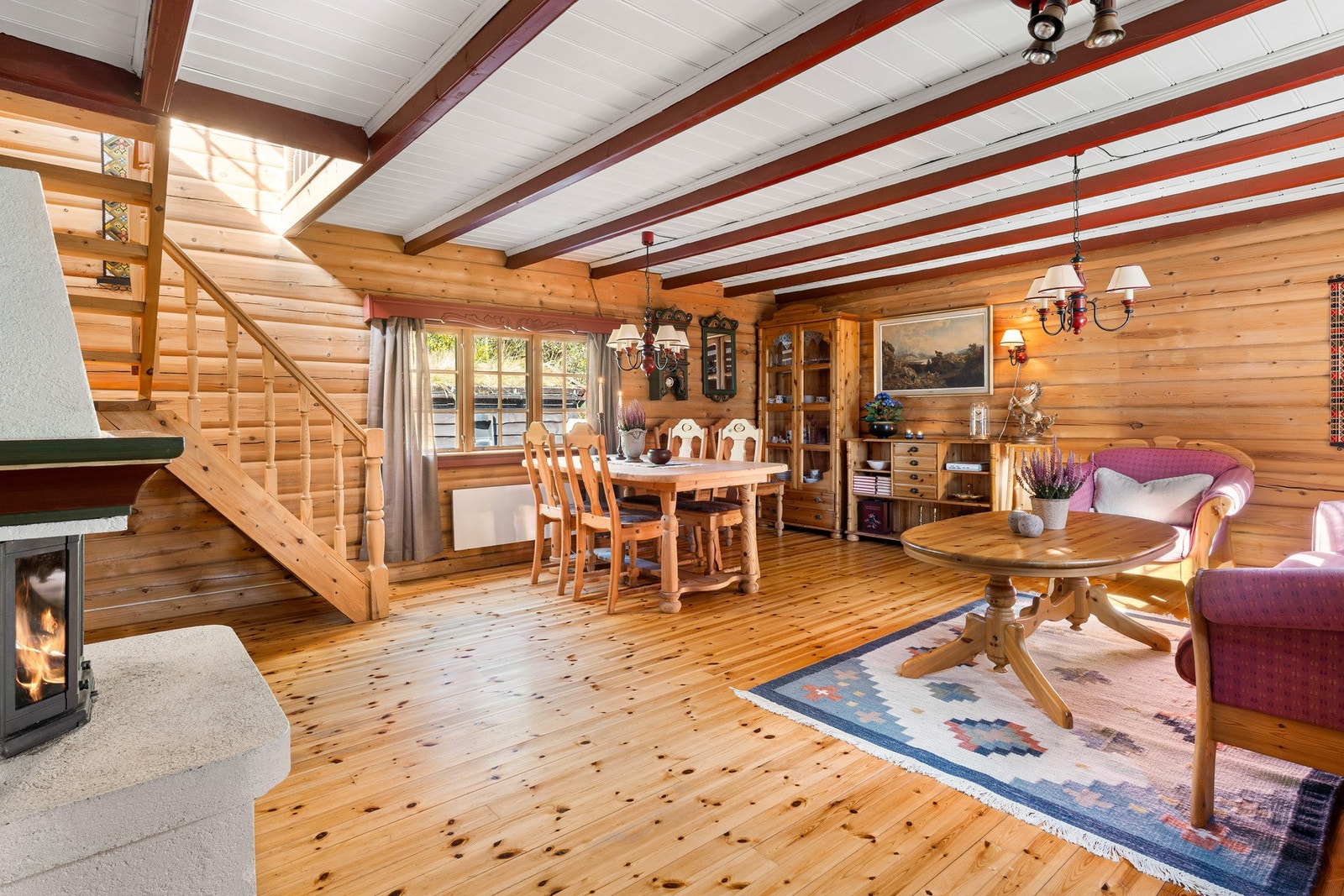 Lun og hyggelig peisstue på 29 kvm. Galleribilde