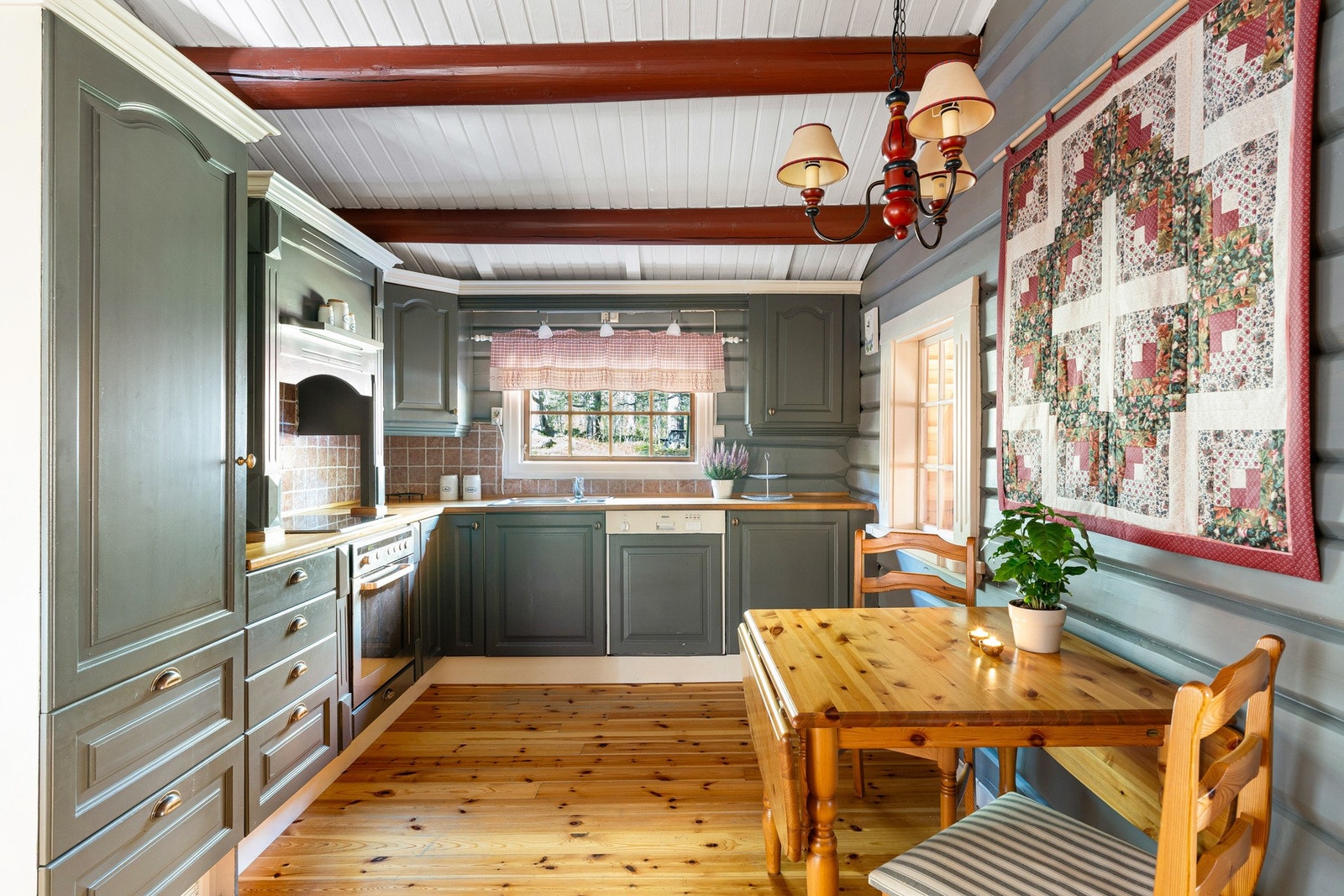 Tidløst kjøkken vurdert til TG1. Mekanisk avtrekk. Galleribilde