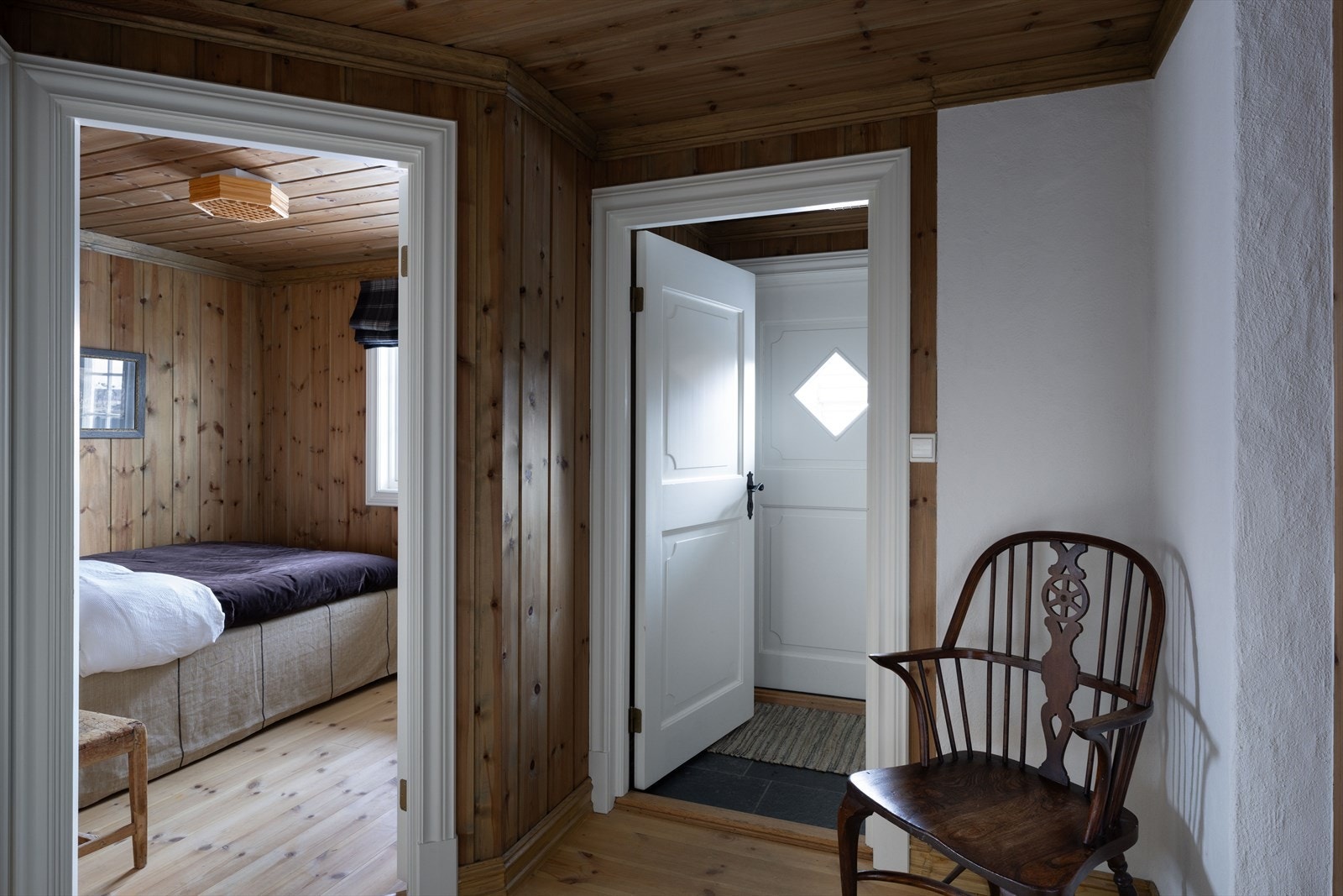 Velkommen inn i gjestehytta. Her kommer du inn i et vindfang og gang. Galleribilde