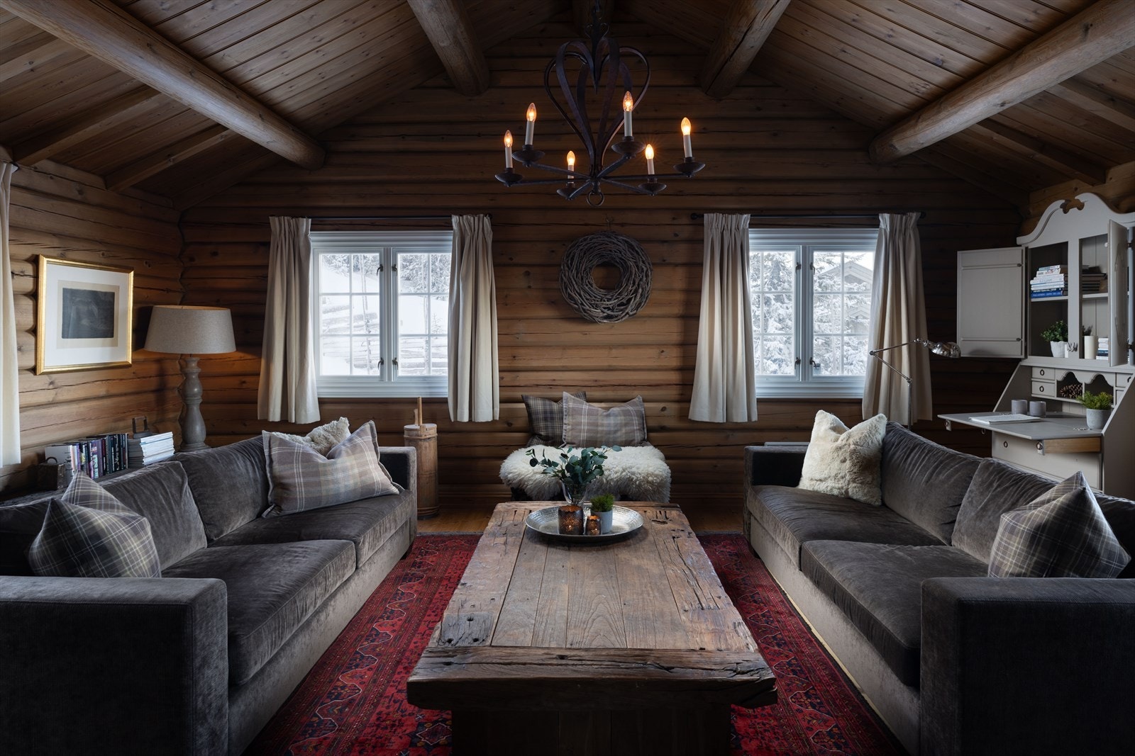 Stuen i hovedhytta er lun og samtidig svært romslig. Det er god takhøyde og synlige åser gjennom hele rommet. Galleribilde