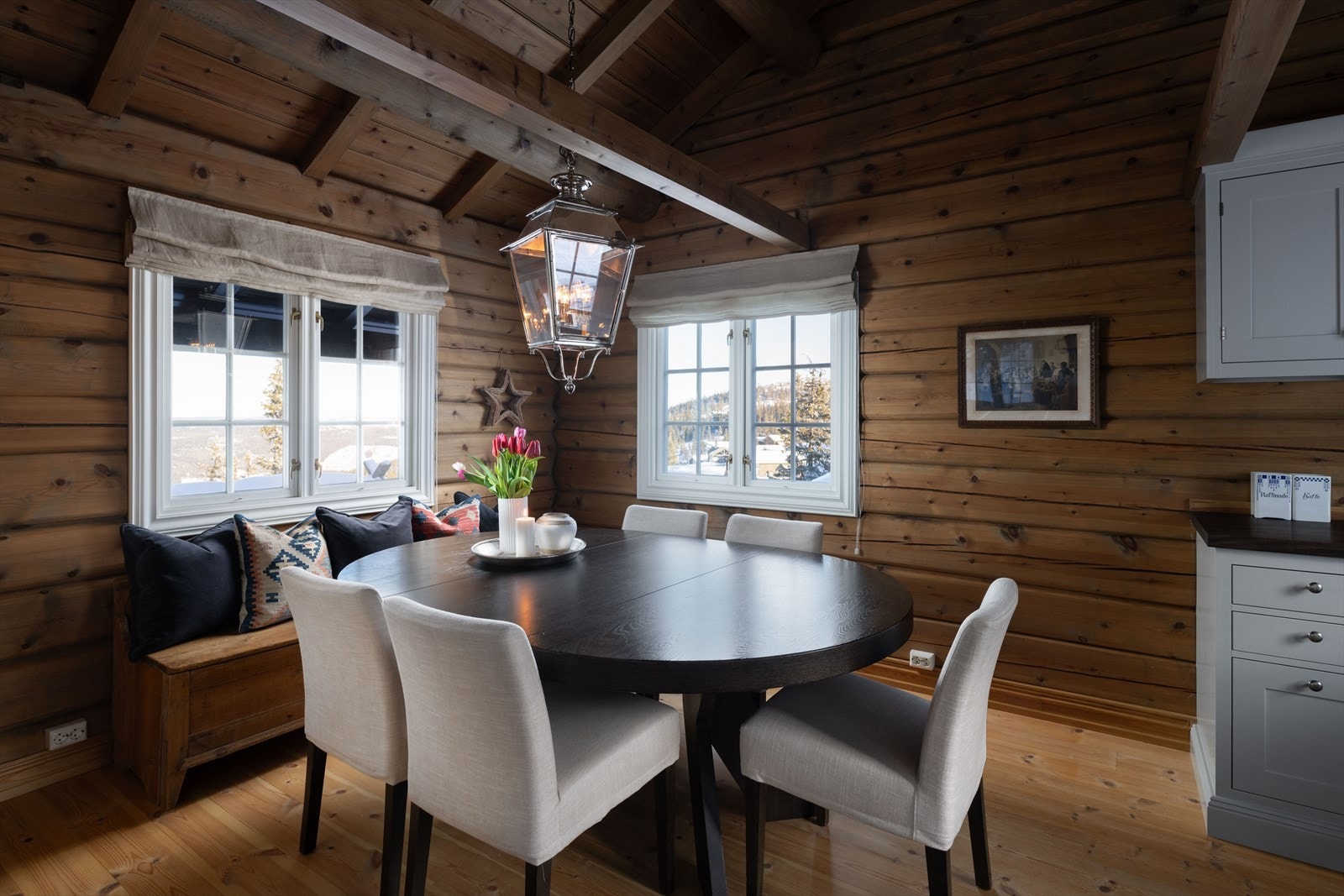 God plass til spisegruppe for små og store lag. Galleribilde