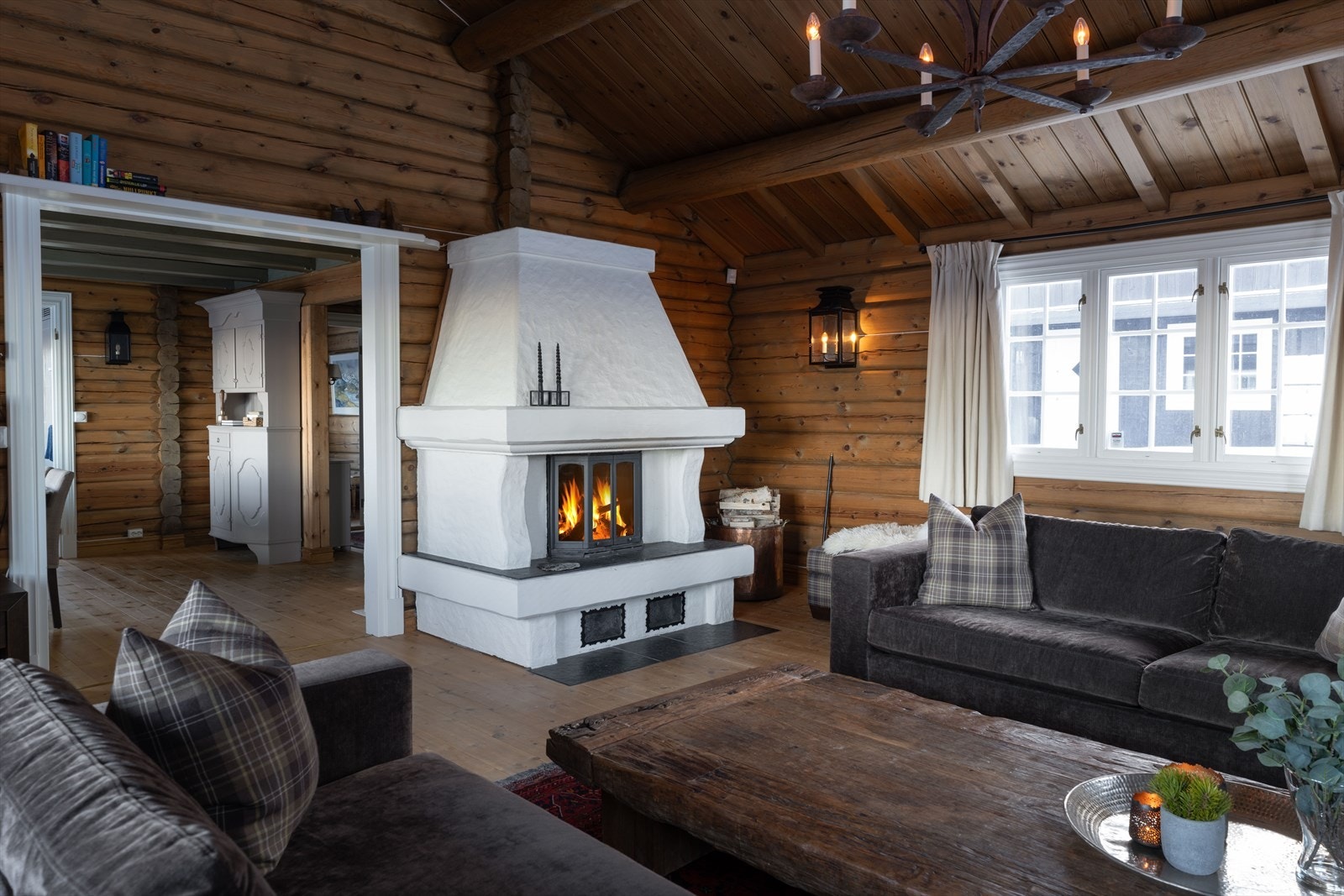 Spisestuen ligger dels adskilt fra stuen. Galleribilde