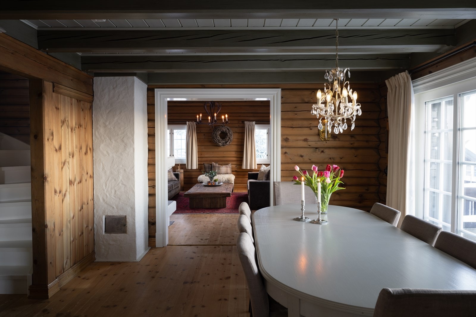 Spisestuen ligger naturlig mellom stuen og kjøkken. Galleribilde