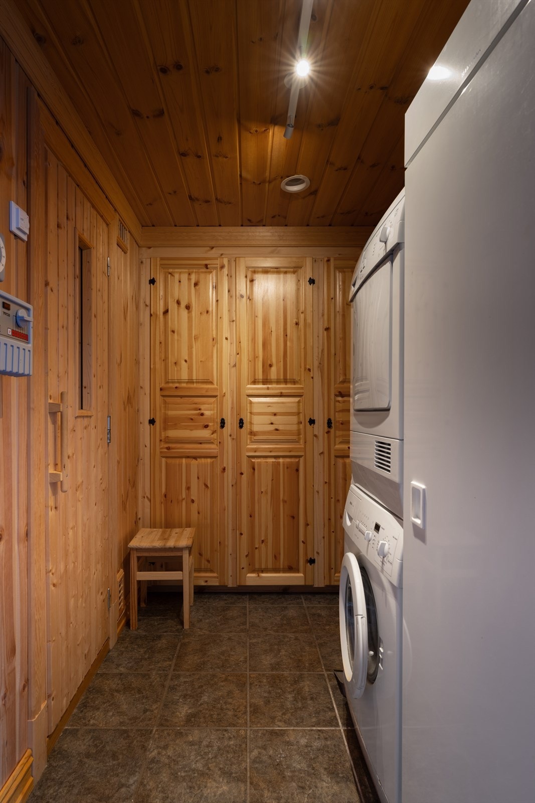 Eget vaskerom med god garderobeløsning og opplegg for vaskemaskin, tørketrommel og tørkeskap. Galleribilde