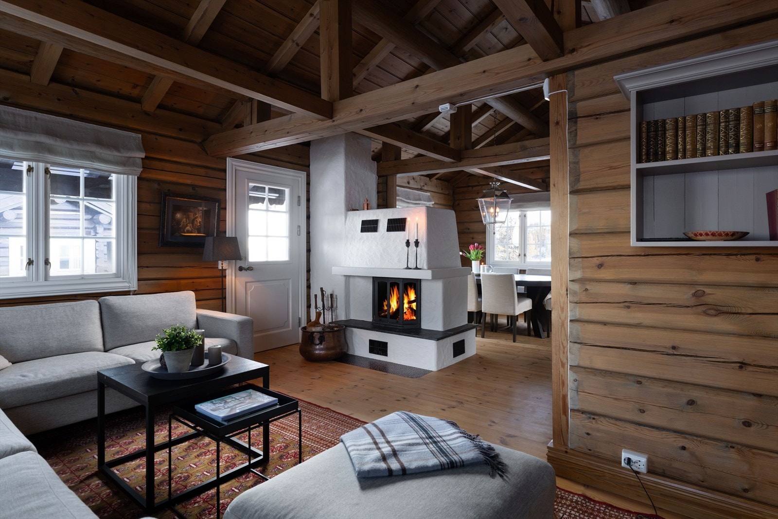 Svært trivelig stue med peisovn og utgang til stor overbygget balkong. Galleribilde