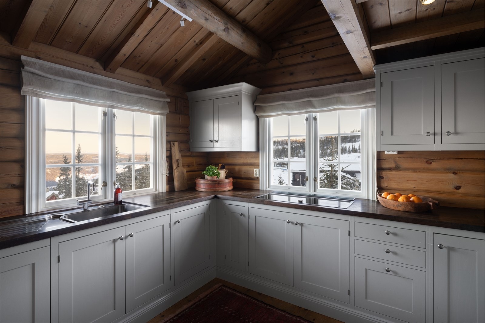 Godt med skap og benkeplass og med vinduer med fantastisk utsikt mot inn i fjellheimen og mot skibakken. Galleribilde