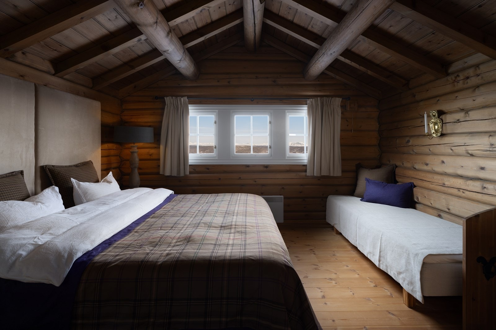 Stort hovedsoverom i annen etasje med fantastisk utsikt. Galleribilde