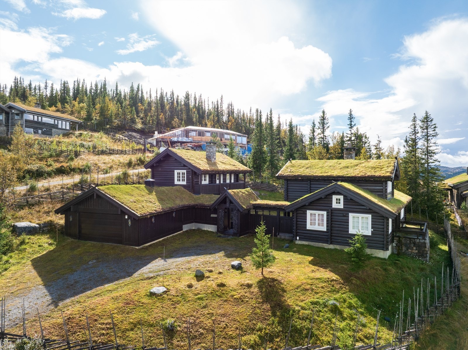 Arkitekttegnet og storslått hyttetun øverste del av Natten ca. 990 moh. Galleribilde