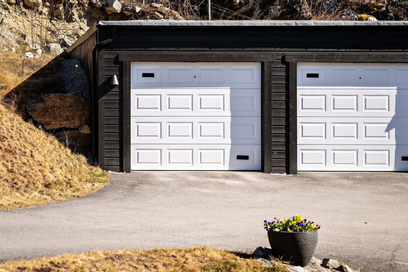 Egen garasje med bod, mulighet for ekstra parkering. Galleribilde