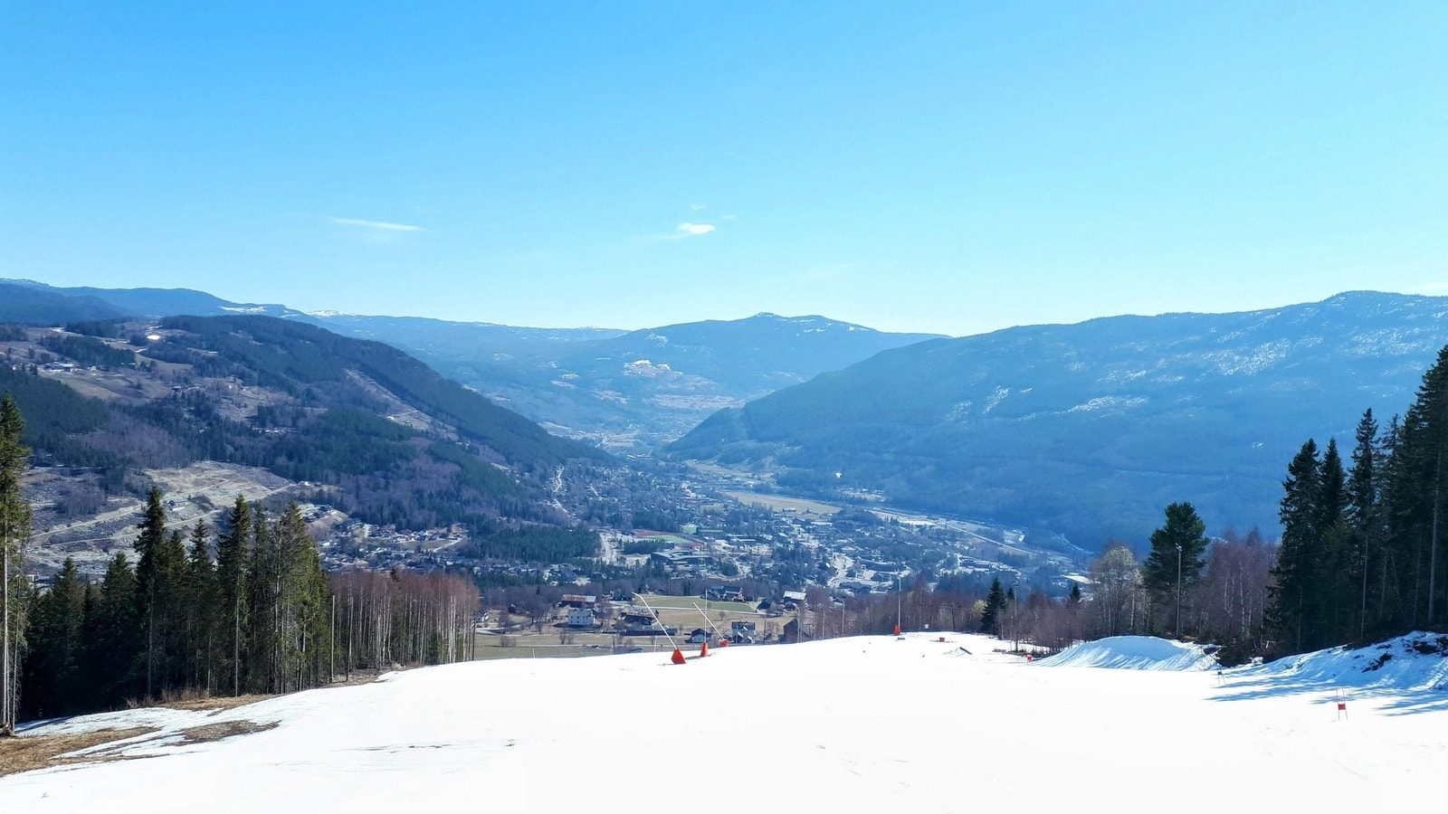 Områdebilde:Gol skipark med utsikt mot Gol sentrum Galleribilde