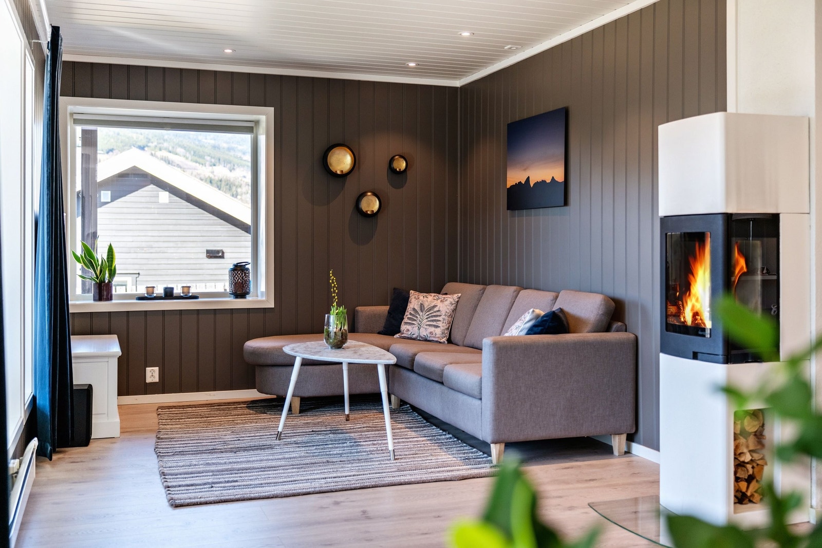 Koselig stue med peis Galleribilde