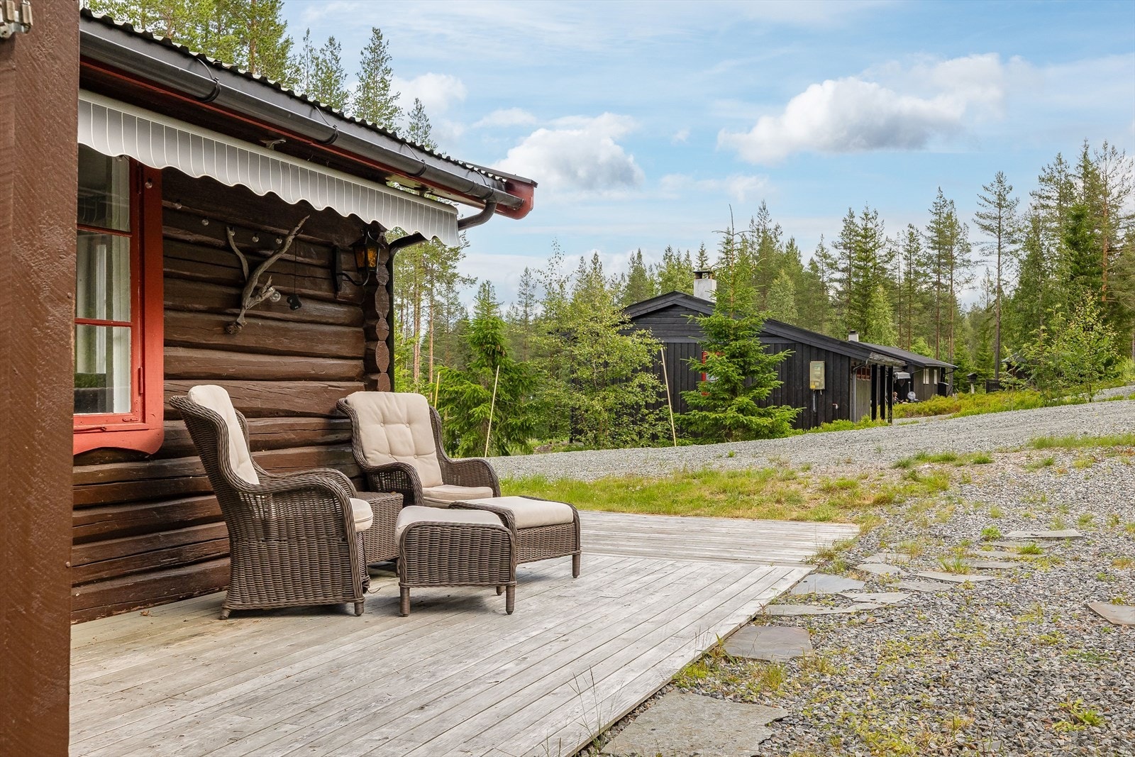 Inngangspartiet som er overbygd ligger i tilknytning til terrassen som har et areal på ca. 28 kvm. Terrassen ligger orientert mot sør- og øst, og byr på sjøgløtt mot Osensjøen. Galleribilde