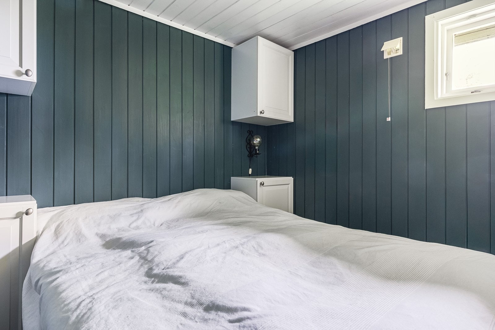Innenfor kjøkkenet ligger hovedsoverommet, innredet med en romslig seng og oppbevaringsplass i skap. Rommet ligger vendt mot nord-vest og er skjermet mot direkte sollys. Galleribilde